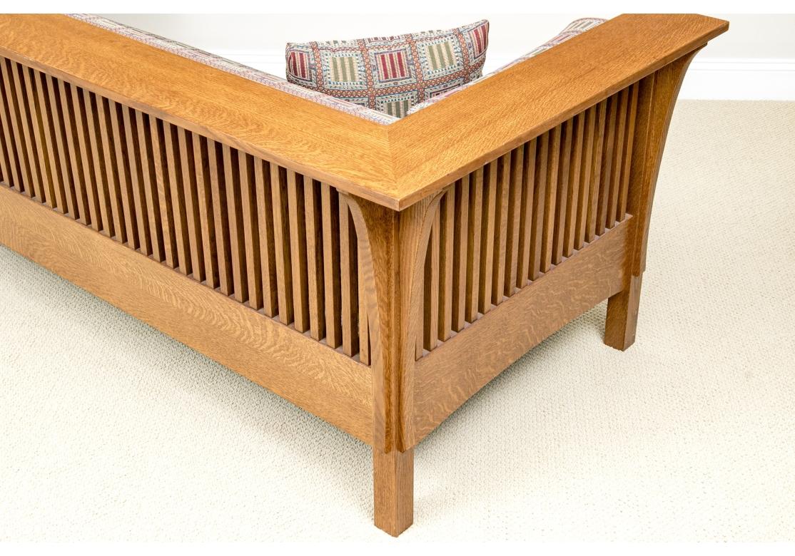 Stickley Arts & Crafts Sofá de husillo tapizado en roble en venta 3