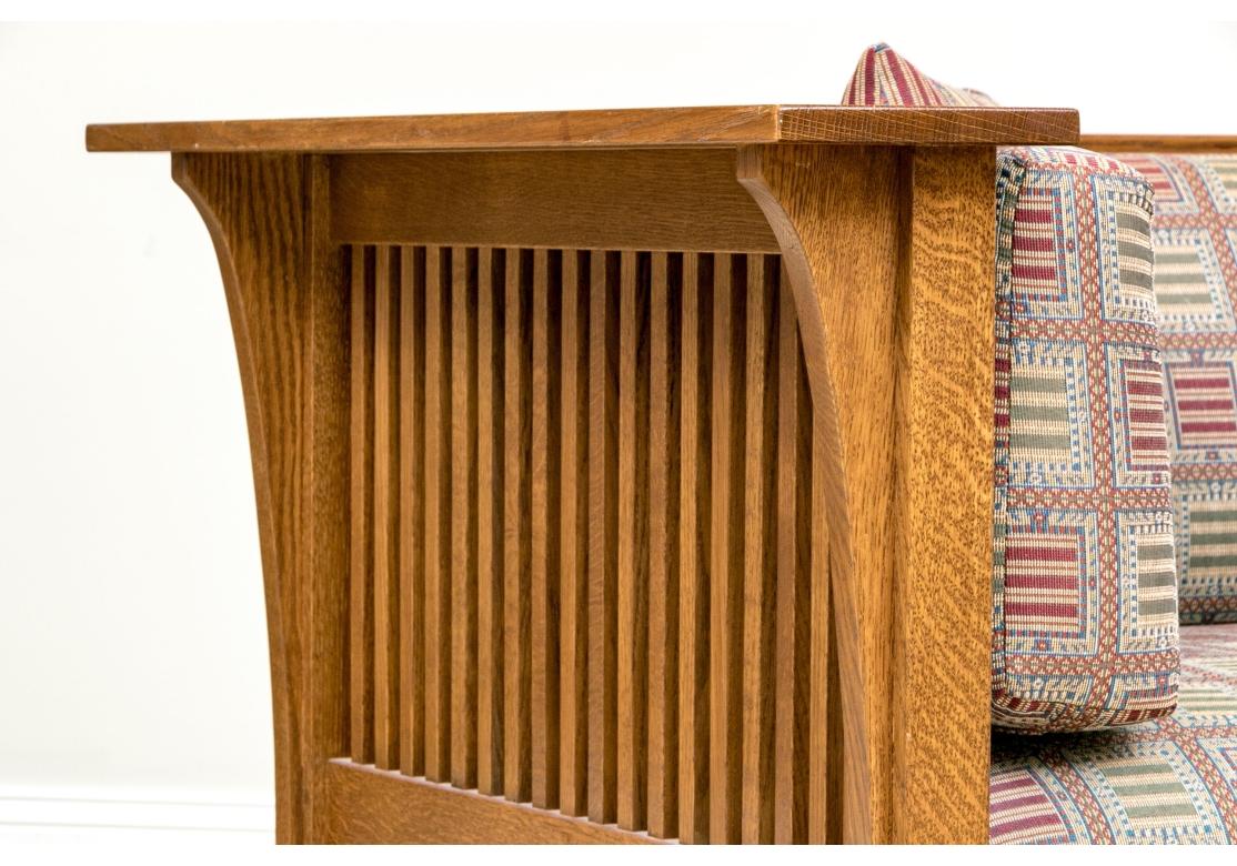 Stickley Arts & Crafts Sofá de husillo tapizado en roble en venta 4
