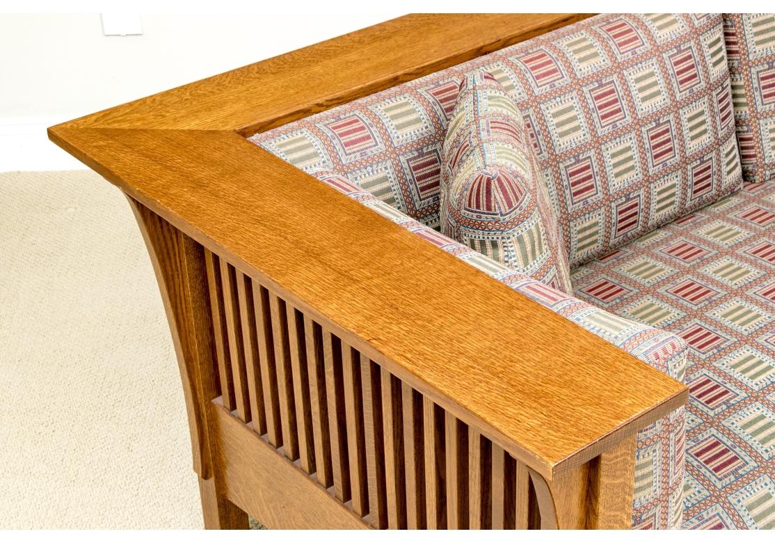 Stickley Arts & Crafts Sofá de husillo tapizado en roble en venta 7