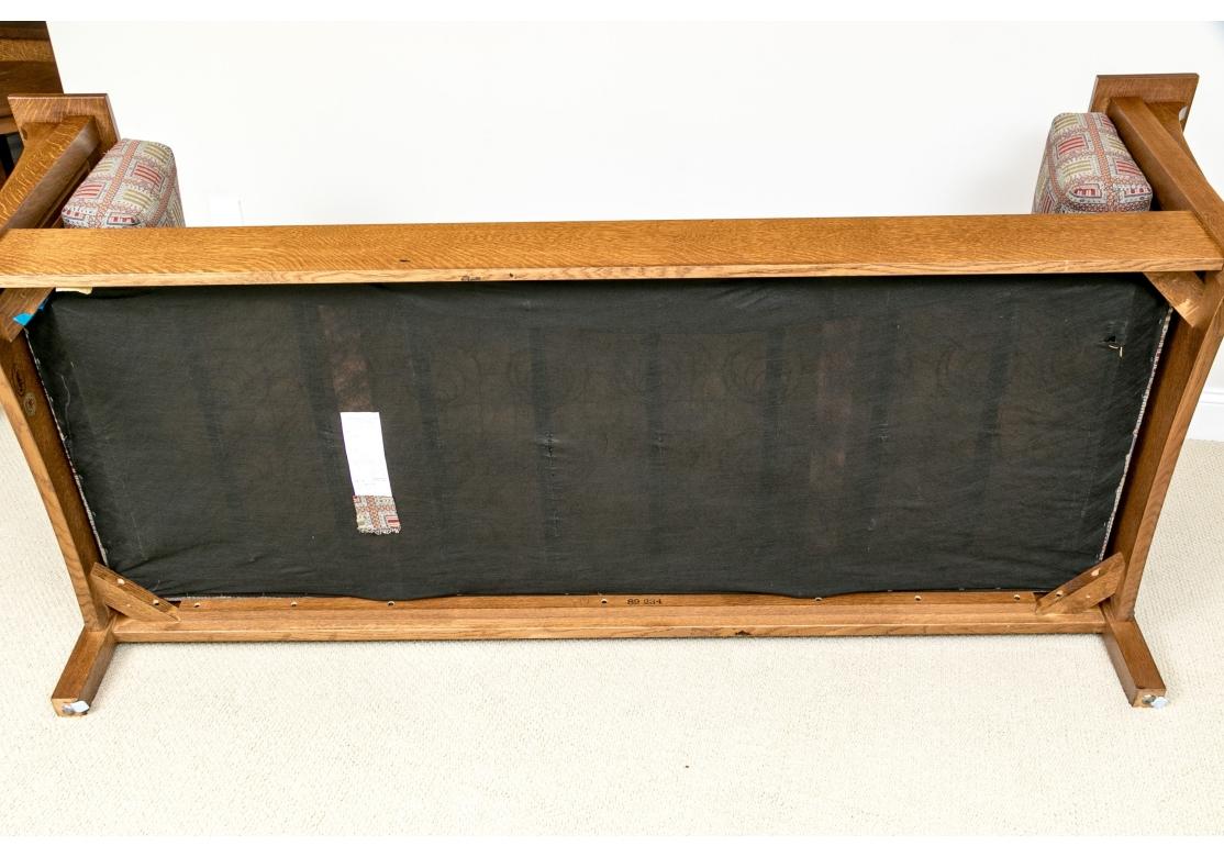 Stickley Arts & Crafts Sofá de husillo tapizado en roble en venta 10
