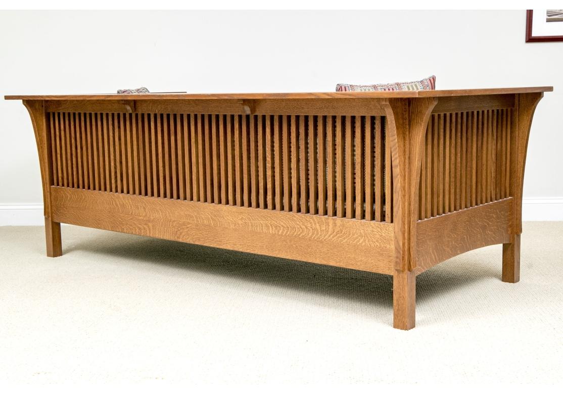 Stickley Arts & Crafts Sofá de husillo tapizado en roble Artes y manualidades en venta