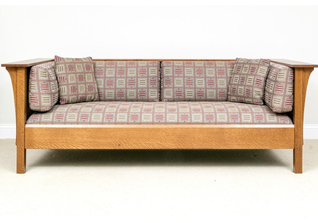 Stickley Arts & Crafts Sofá de husillo tapizado en roble Estadounidense en venta
