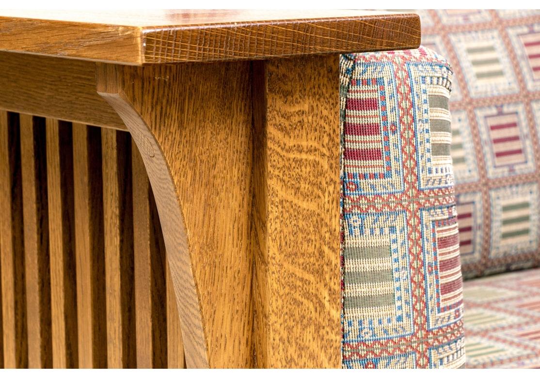 Stickley Arts & Crafts Sofá de husillo tapizado en roble Tela en venta