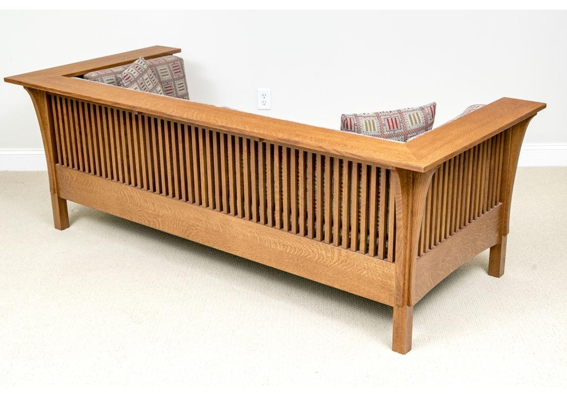 Stickley Arts & Crafts Sofá de husillo tapizado en roble en venta 1