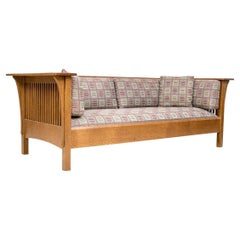 Stickley Arts & Crafts Sofá de husillo tapizado en roble