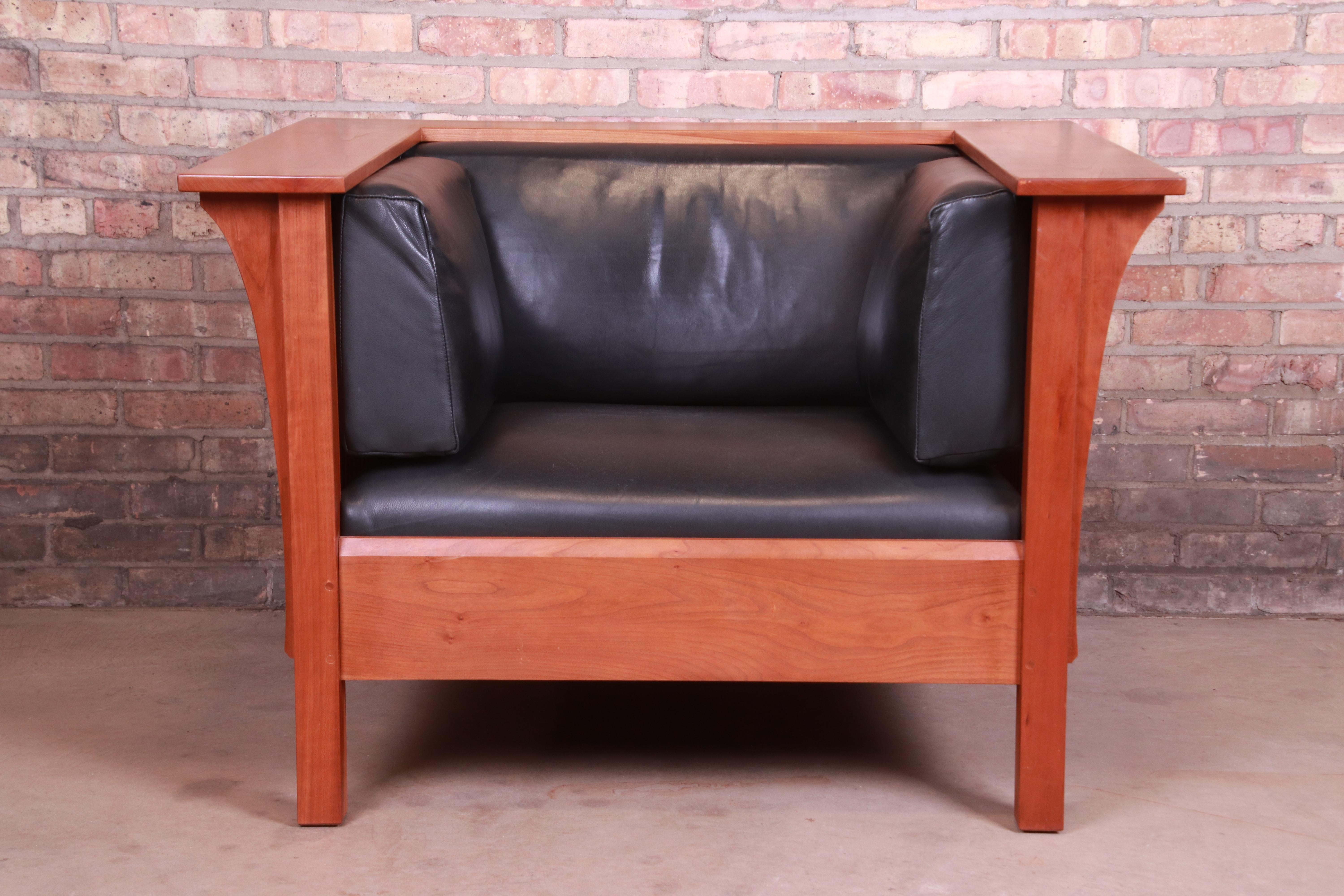 An exceptional Arts & Crafts style club chair or lounge chair

By Stickley,

USA, 2002

Solid cherrywood, with black leather upholstery.

Measures: 42.75