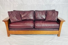 Stickley Arts & Crafts Canapé en chêne massif avec revêtement en cuir bourgogne