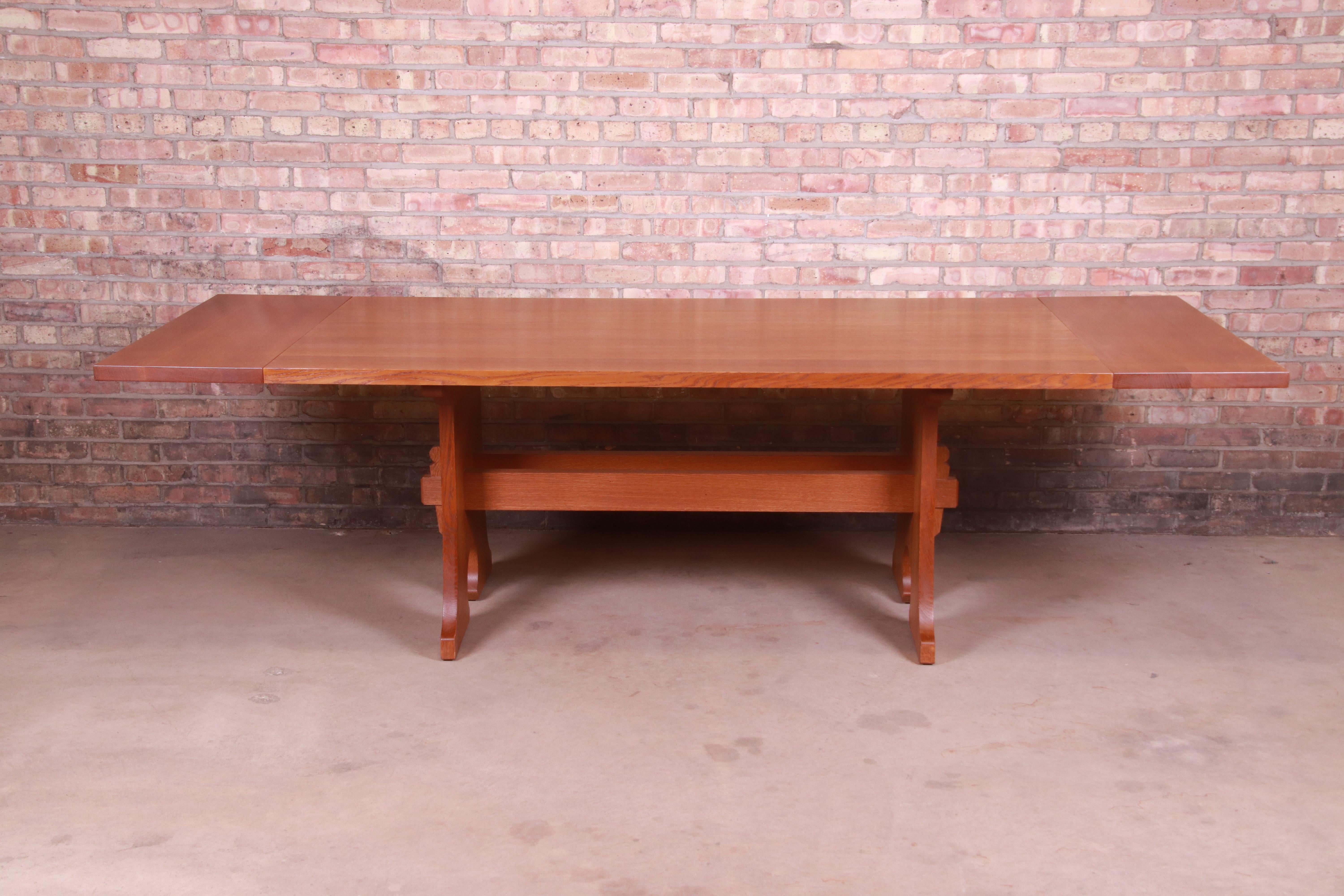 An exceptional Arts & Crafts style solid oak trestle base harvest farm dining table.

By Stickley Furniture,

USA, early 21st century

Measures: 76