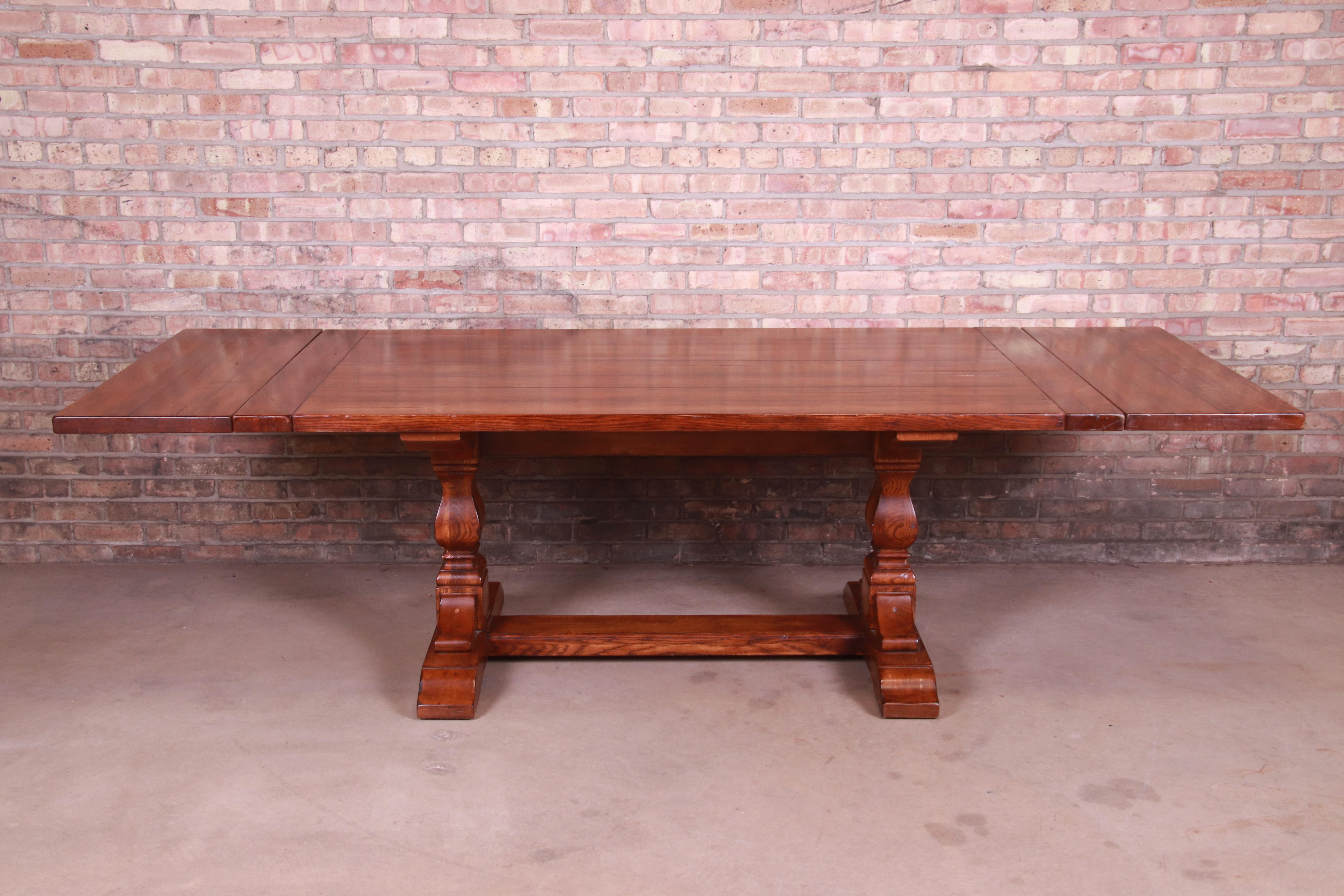 An exceptional Arts & Crafts style solid oak trestle base extension dining table

By Stickley Furniture

USA, late 20th century

Measures: 76