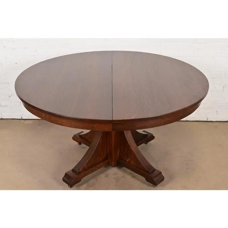 Exceptionnelle table de salle à manger d'époque Mission ou Arts & Crafts en chêne scié en quart, à pied.

Par Stickley Brothers

USA, Circa 1900

Dimensions : 54 