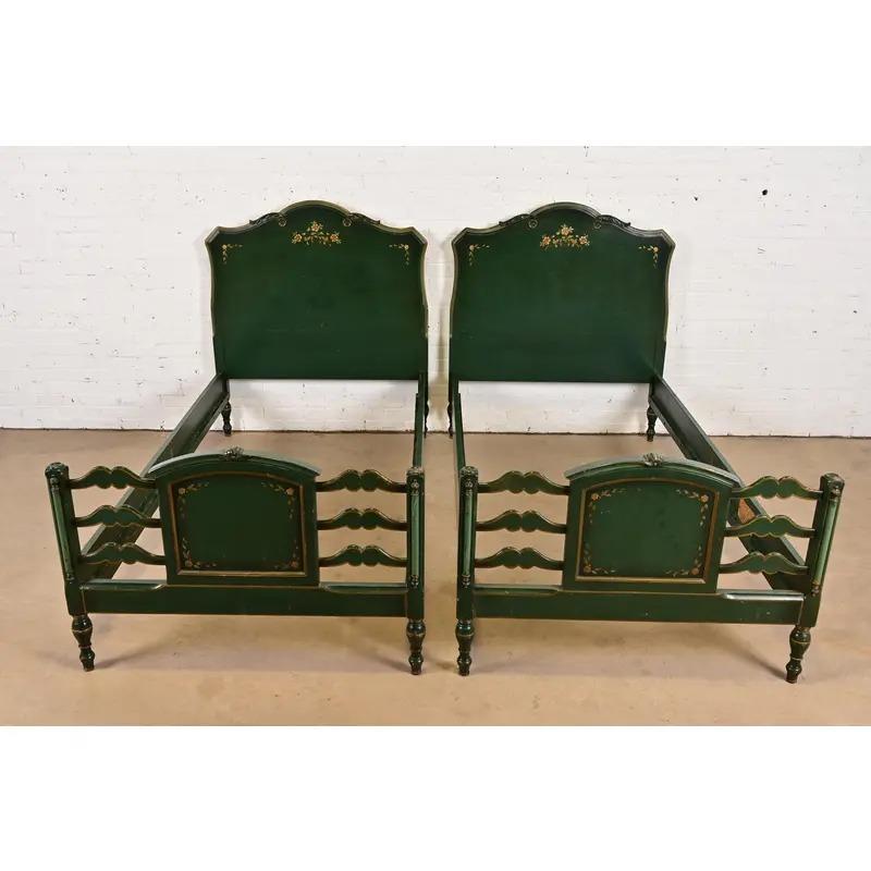 Une magnifique paire de lits jumeaux de style Coloni ou Country Cottage.

Par Stickley Brothers

États-Unis, vers 1920

Érable massif, laqué vert et doré d'origine, avec détails floraux peints à la main.

Dimensions : 42 