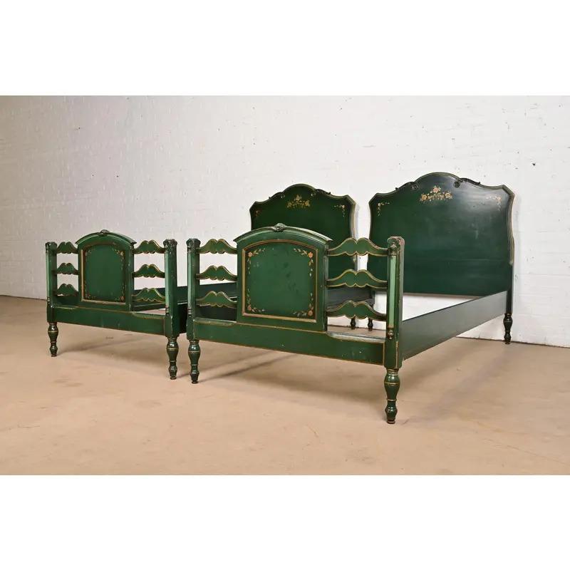 Colonial américain Lits jumeaux anciens Stickley Brothers, peints à la fleur, datant des années 1920 en vente