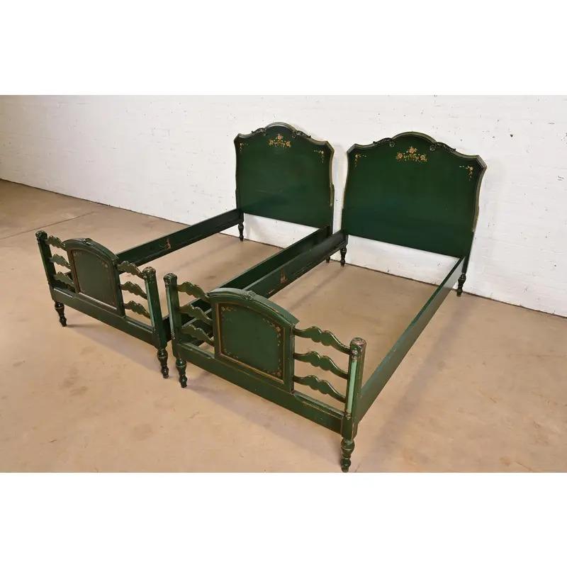 Américain Lits jumeaux anciens Stickley Brothers, peints à la fleur, datant des années 1920 en vente