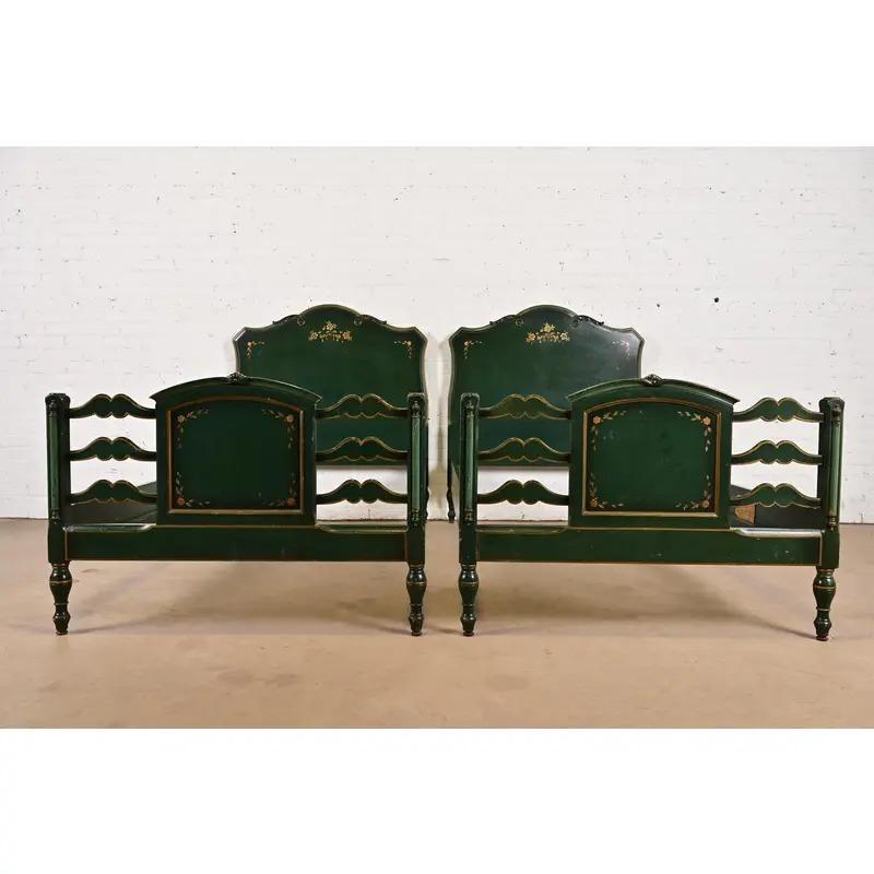 Lits jumeaux anciens Stickley Brothers, peints à la fleur, datant des années 1920 Bon état - En vente à South Bend, IN