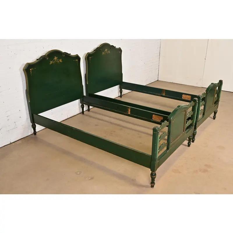 Début du 20ème siècle Lits jumeaux anciens Stickley Brothers, peints à la fleur, datant des années 1920 en vente