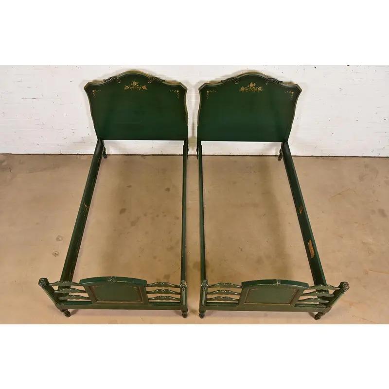 Érable Lits jumeaux anciens Stickley Brothers, peints à la fleur, datant des années 1920 en vente