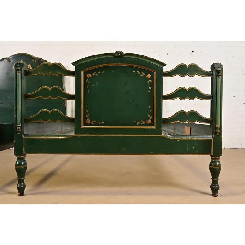 Lits jumeaux anciens Stickley Brothers, peints à la fleur, datant des années 1920 en vente 2