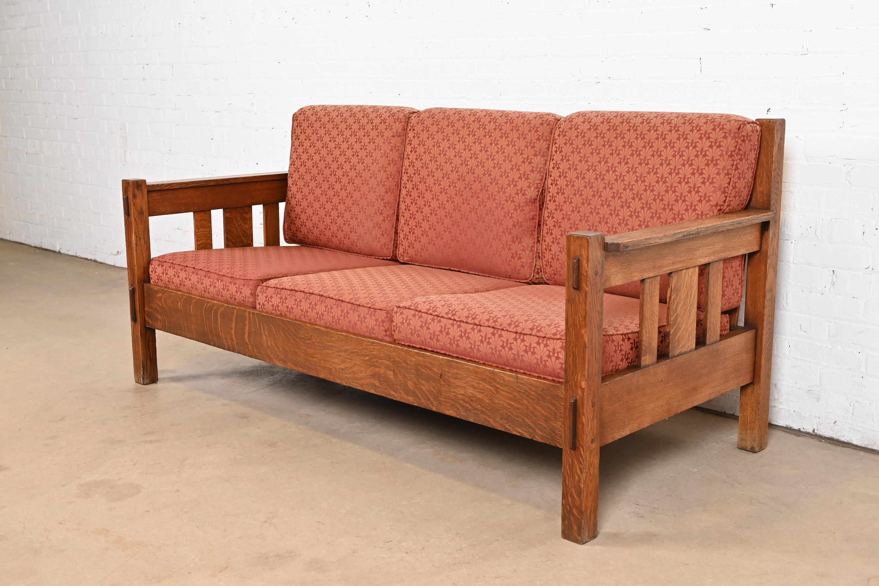 Magnifique canapé d'époque Mission ou Arts & Crafts.

Par Stickley Brothers

États-Unis d'Amérique, début du 20e siècle

Structure en chêne massif scié sur quartier, avec coussins d'assise et de dossier rembourrés.

Dimensions : 72,38 