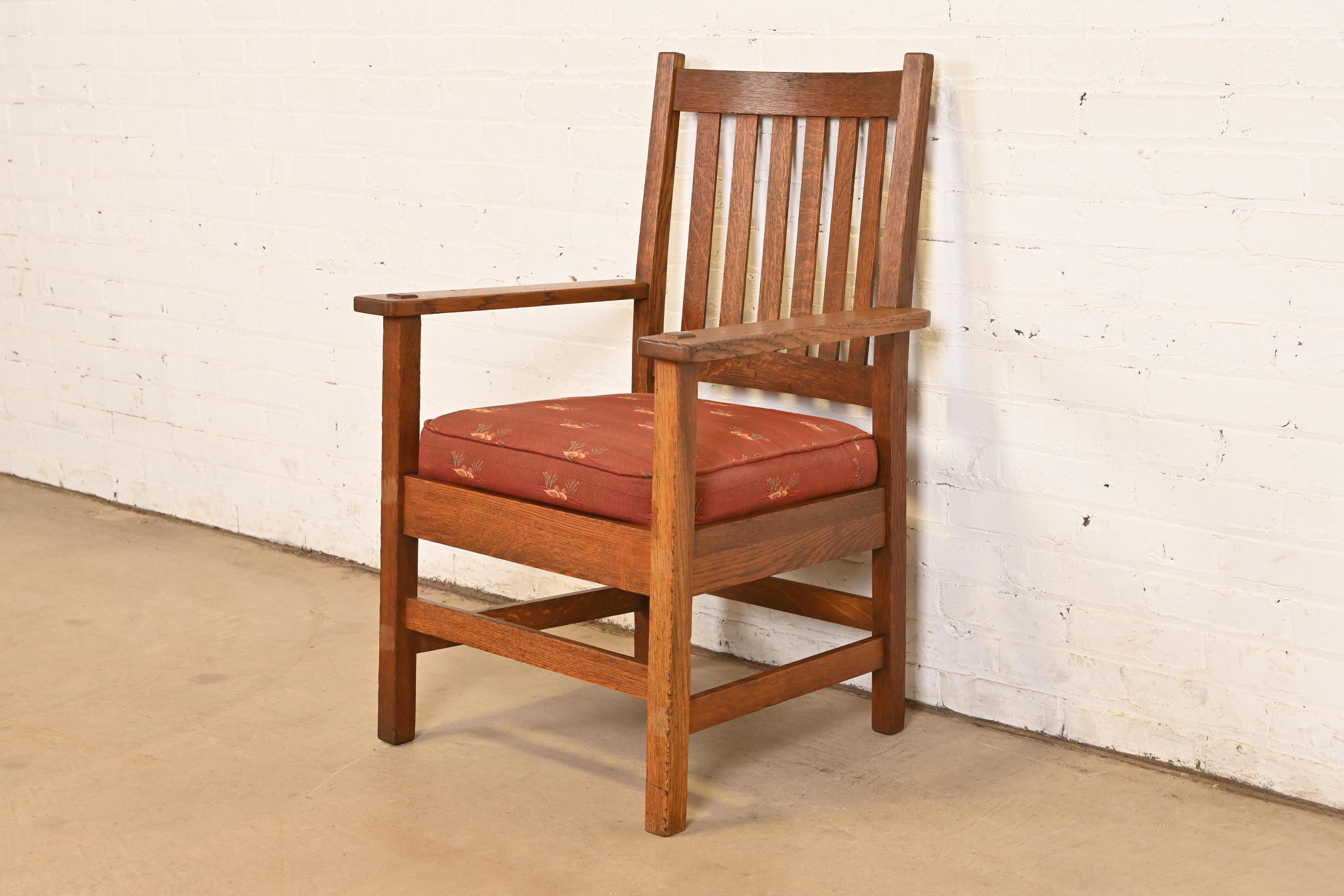 Una magnífica silla club o sillón de comedor antiguo de la época Mission o Arts & Crafts

Por Stickley Brothers 

EE.UU., Circa 1900

Armazón de roble macizo aserrado en cuarto, con asiento tapizado.

Medidas: 25,25