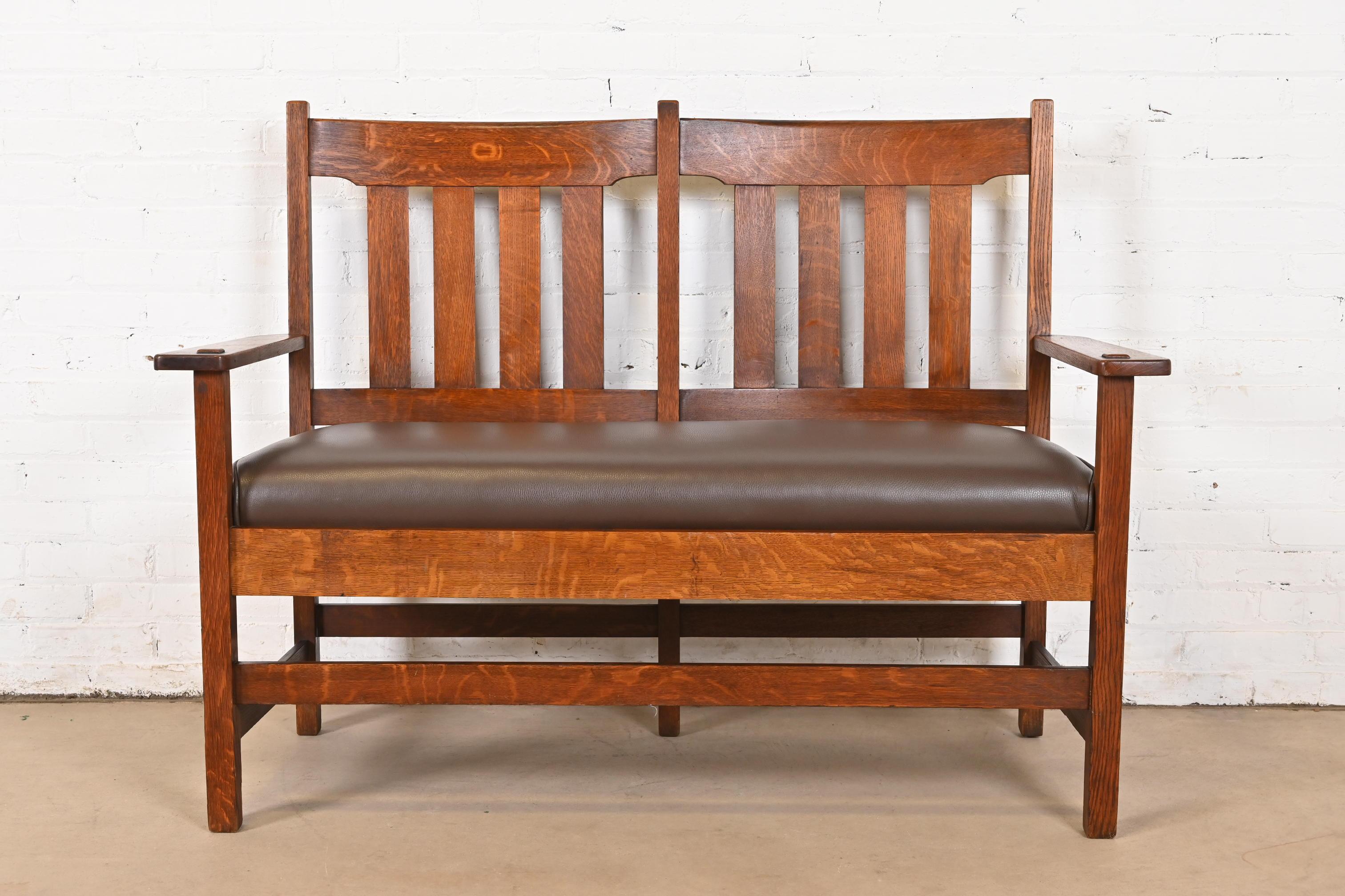 Eine wunderschöne Bank im Missions- oder Arts & Crafts-Stil, ein Sofa, eine Couch oder ein Liebessitz

Von Gebrüder Stickley

USA, ca. 1900

Massiver Eichenholzrahmen mit Lederpolsterung.

Maße: 52,5