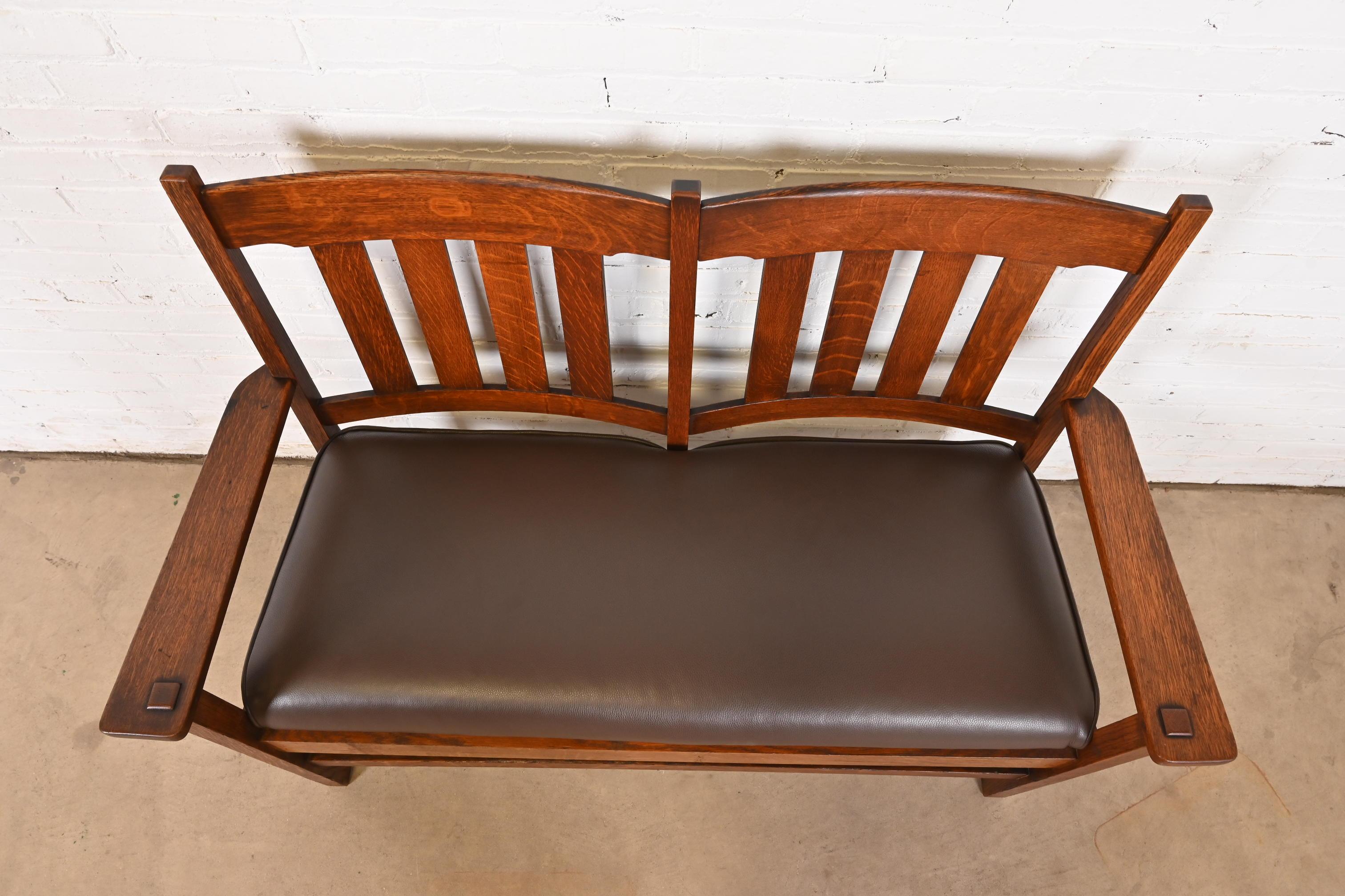 Stickley Brothers Antike Missionsbank oder -sessel aus Eichenholz im Arts and Crafts-Stil, um 1900 (Leder) im Angebot
