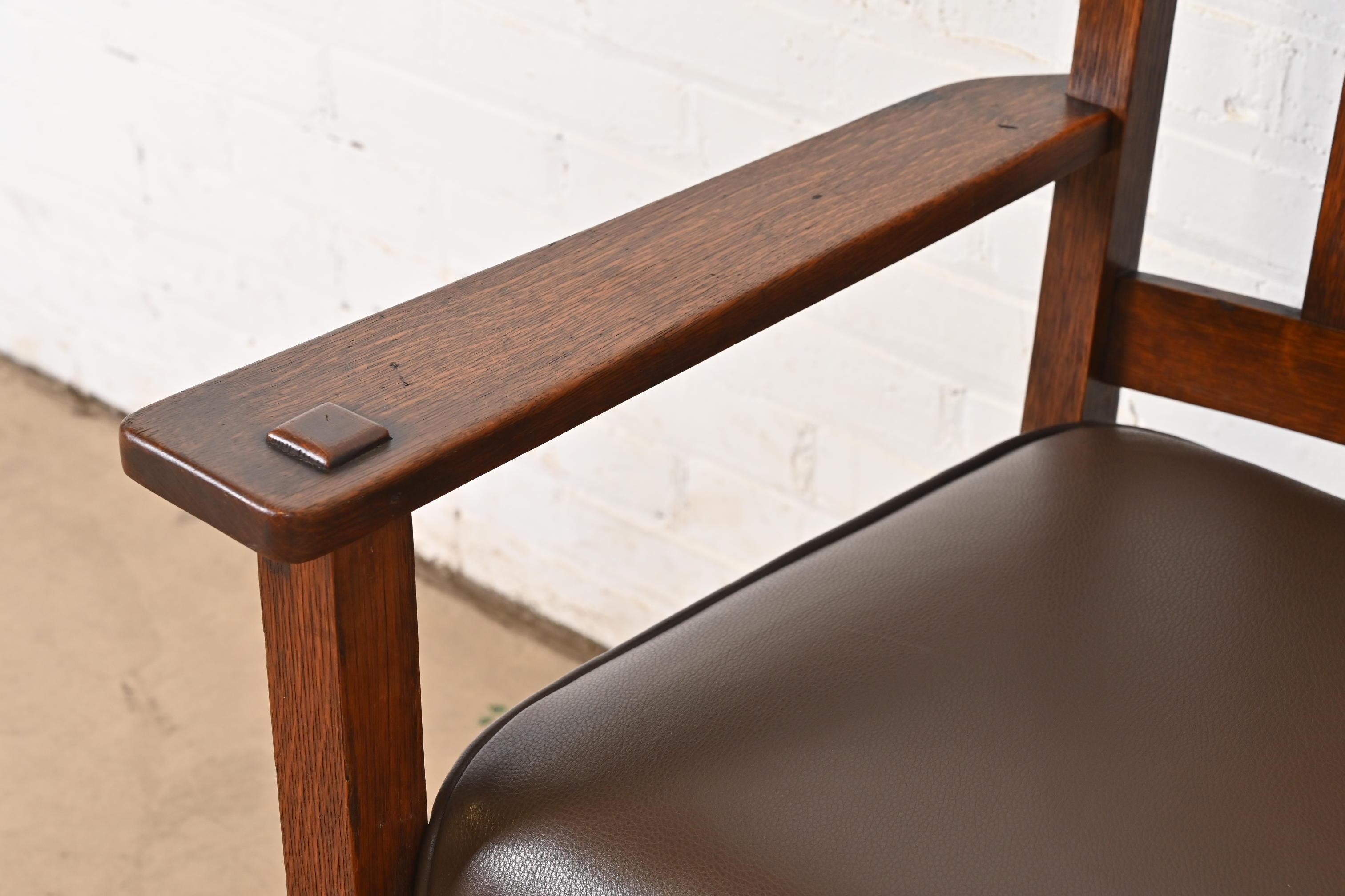Stickley Brothers Antike Missionsbank oder -sessel aus Eichenholz im Arts and Crafts-Stil, um 1900 im Angebot 1
