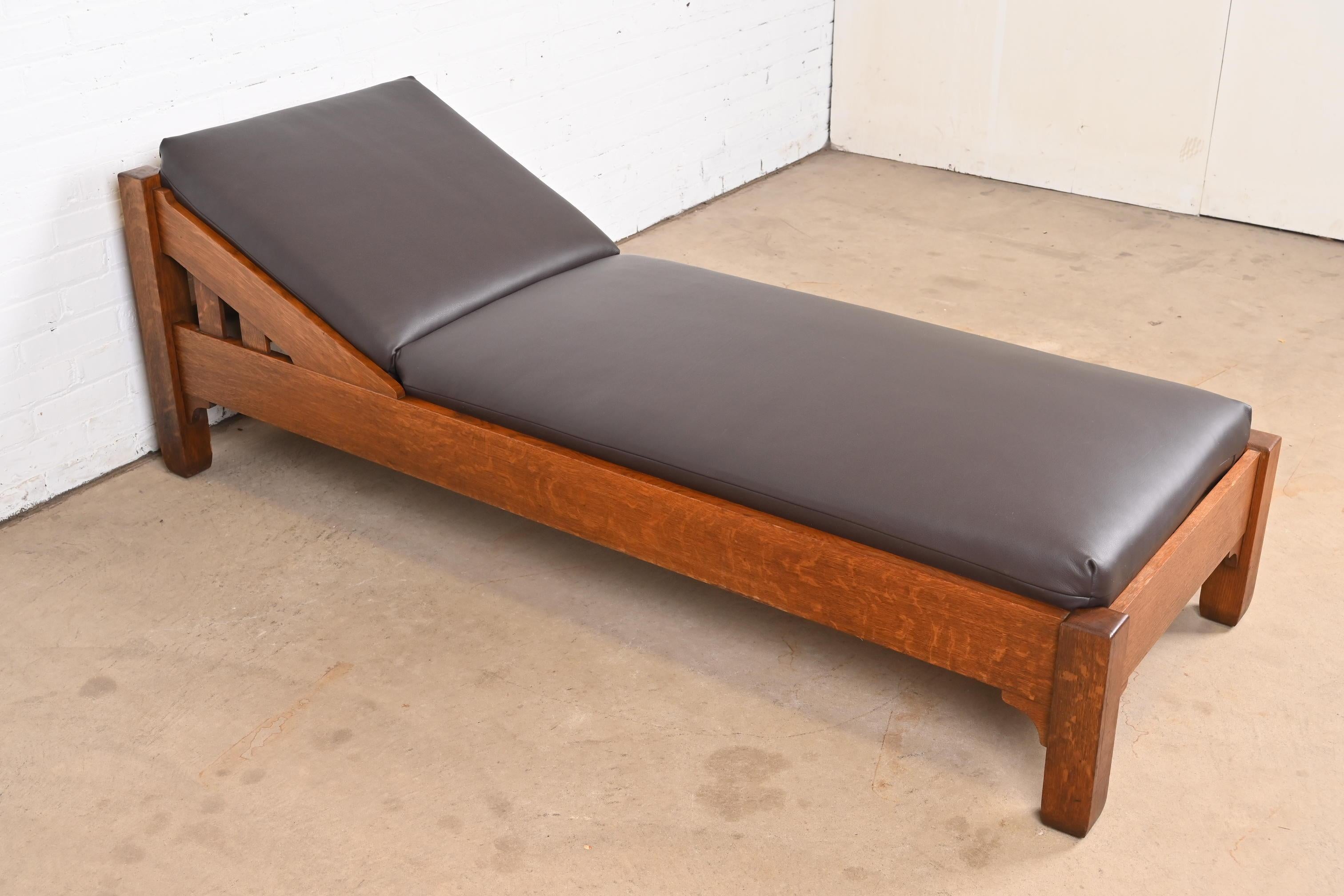 Stickley Brothers Antique Mission Oak Arts & Crafts Daybed, Newly Reupholstered For Sale 3