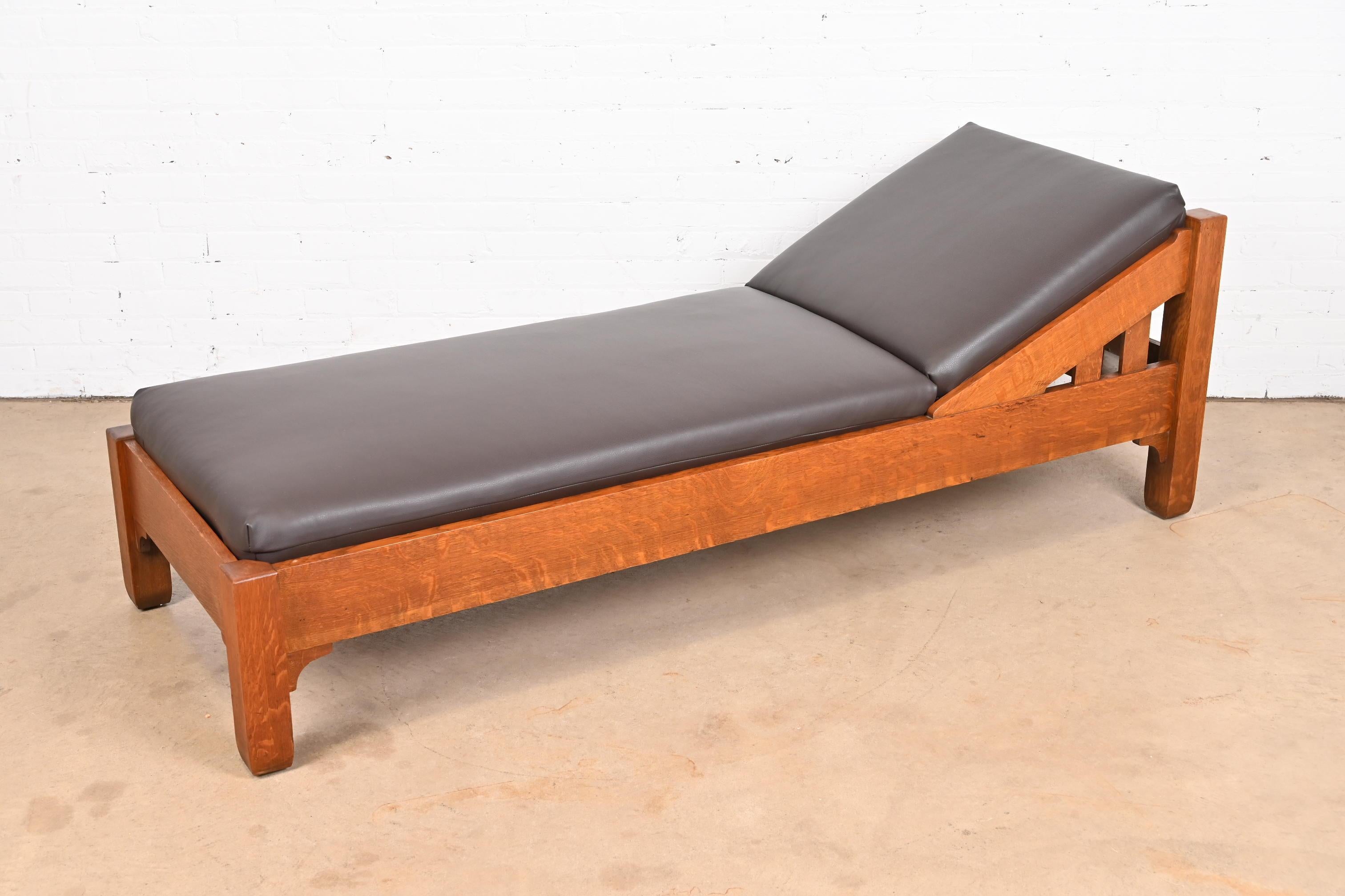 A gorgeous Mission or Arts & Crafts daybed or chaise lounge

By Stickley Brothers

USA, Early 20th Century

Solid quarter sawn oak, with new brown leather upholstery.

Measures: 28.5