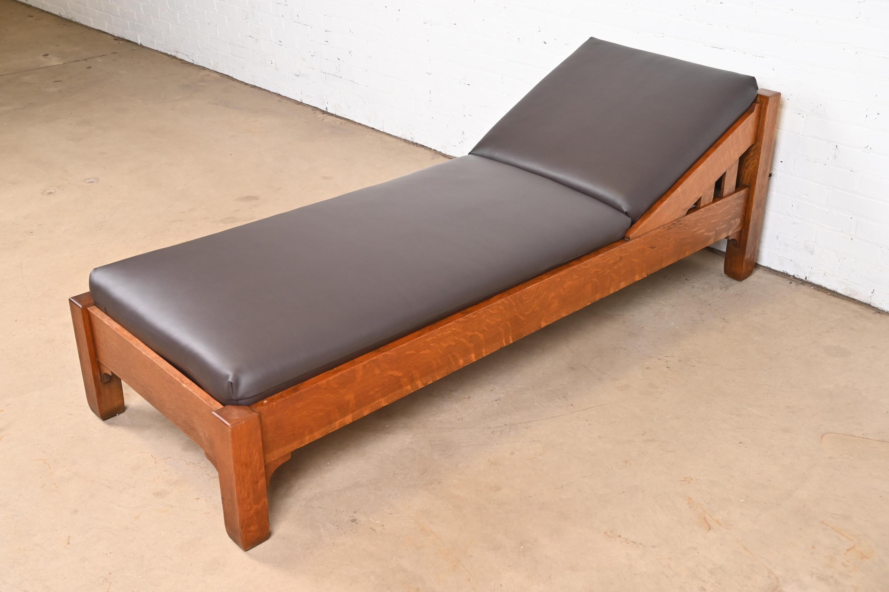 20th Century Stickley Brothers Antique Mission Oak Arts & Crafts Daybed, Newly Reupholstered For Sale