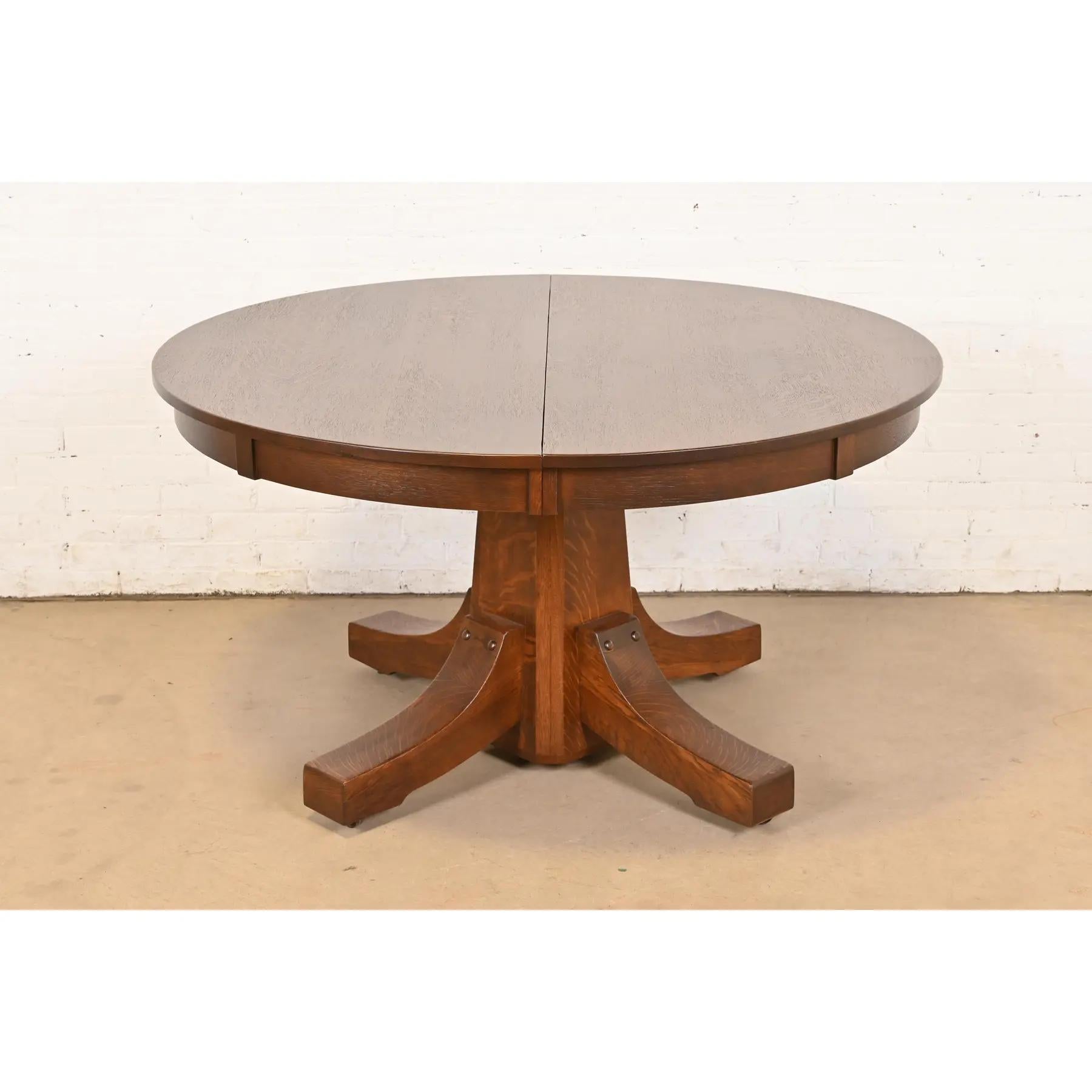 Ein außergewöhnlicher Mission oder Arts & Crafts Zeitraum Viertel gesägt Eiche Sockel Erweiterung Esstisch

Von Gebrüder Stickley

USA, ca. 1900

Maße: 54 