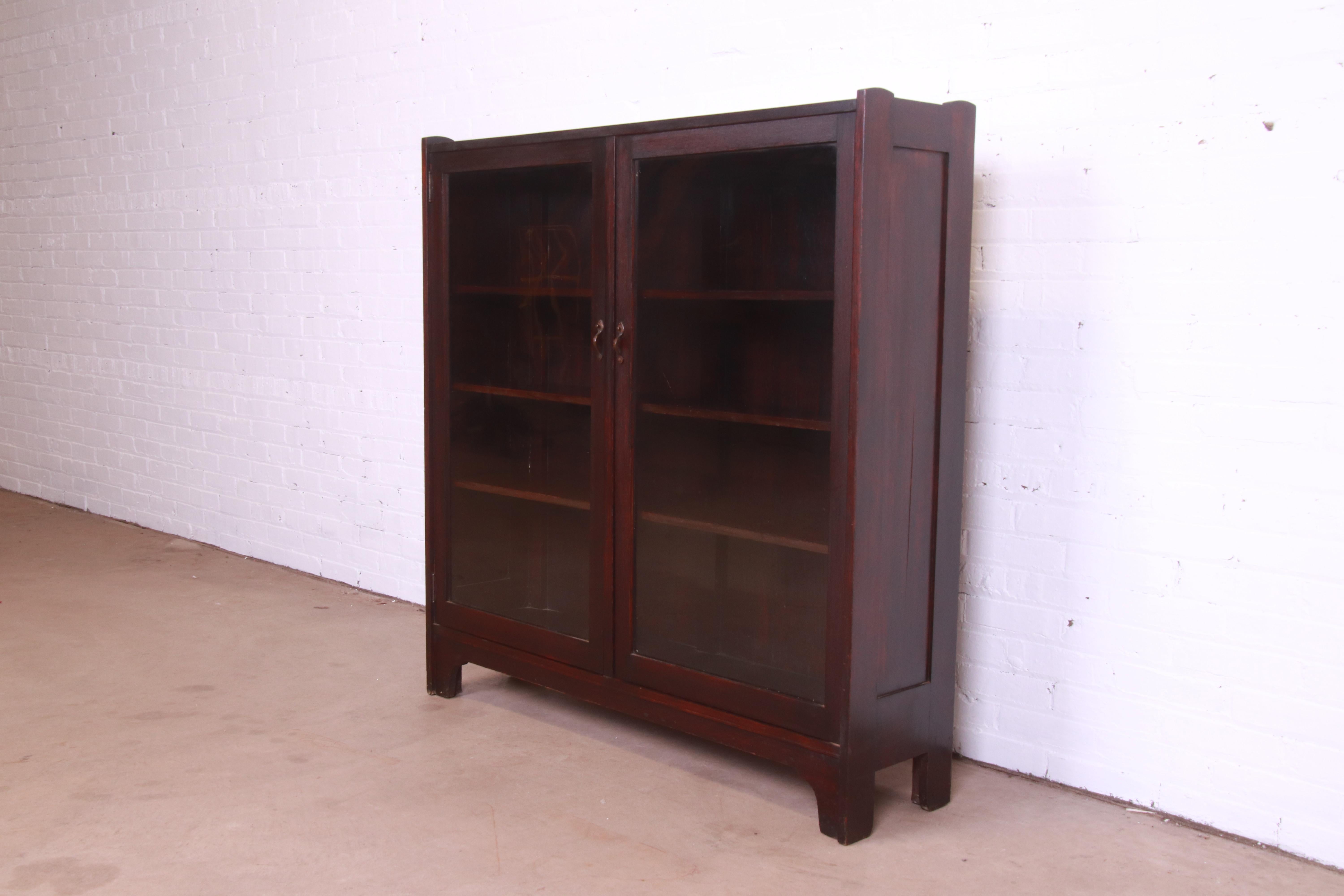 A gorgeous antique Mission oak Arts & Crafts double bookcase

By Stickley Brothers

USA, Circa 1900

Oak, with glass front doors and original hammered copper hardware.

Measures: 48