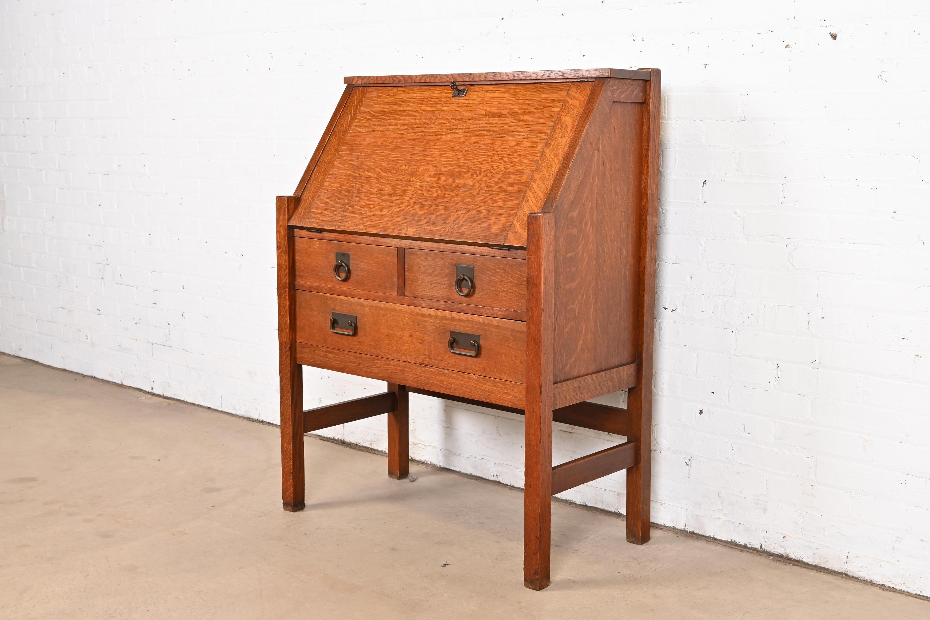 Un precioso escritorio antiguo Mission o Arts & Crafts de frente inclinado

Por Stickley Brothers

EE.UU., principios del siglo XX

Roble aserrado en cuarto, con herrajes de cobre martillado. El escritorio se bloquea y se incluye la llave.

Medidas: