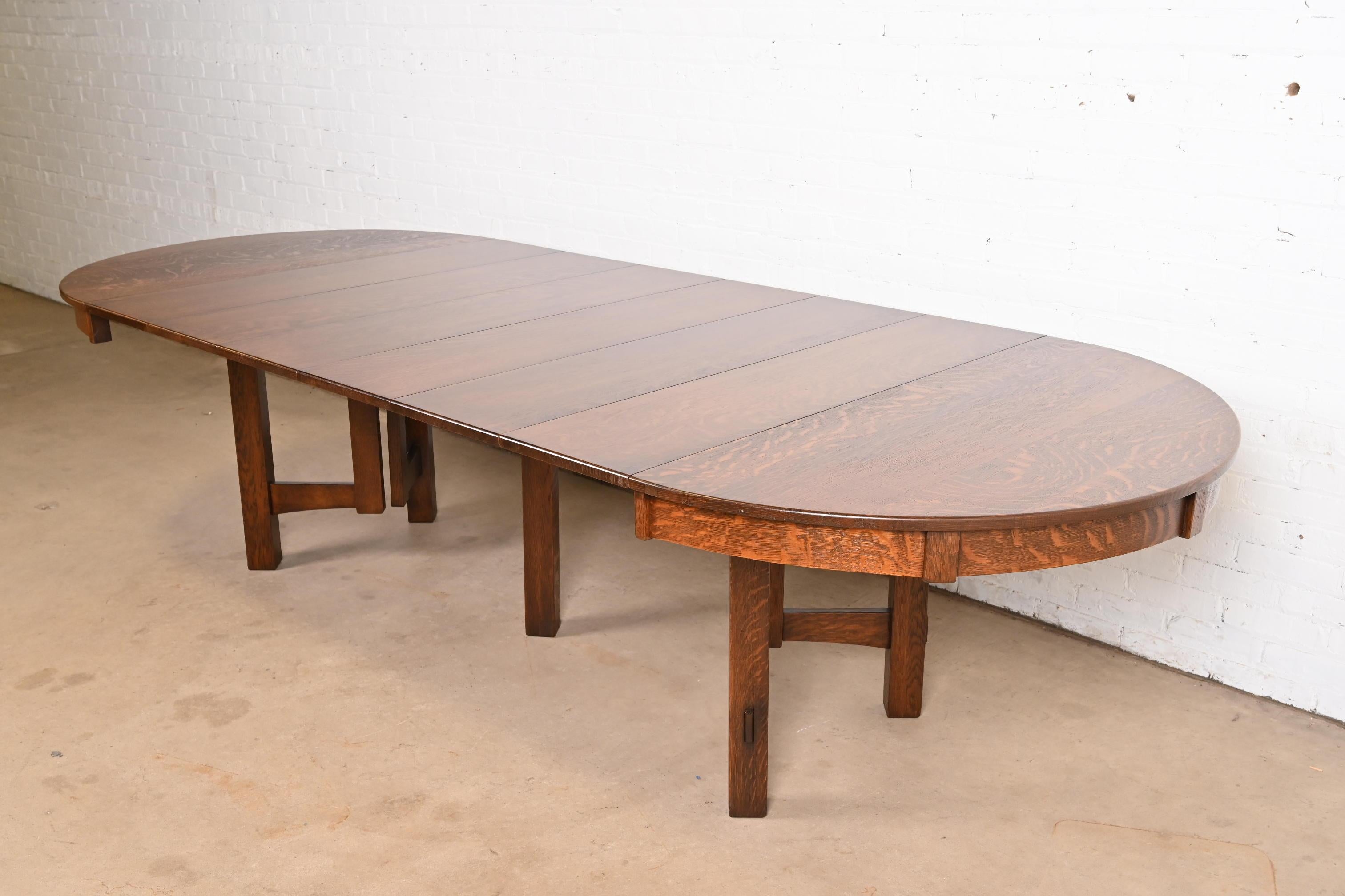 Rare et exceptionnelle table de salle à manger à rallonge en chêne Mission Arts & Crafts

Par Stickley Brothers

USA, Circa 1900

Dimensions : 47,5