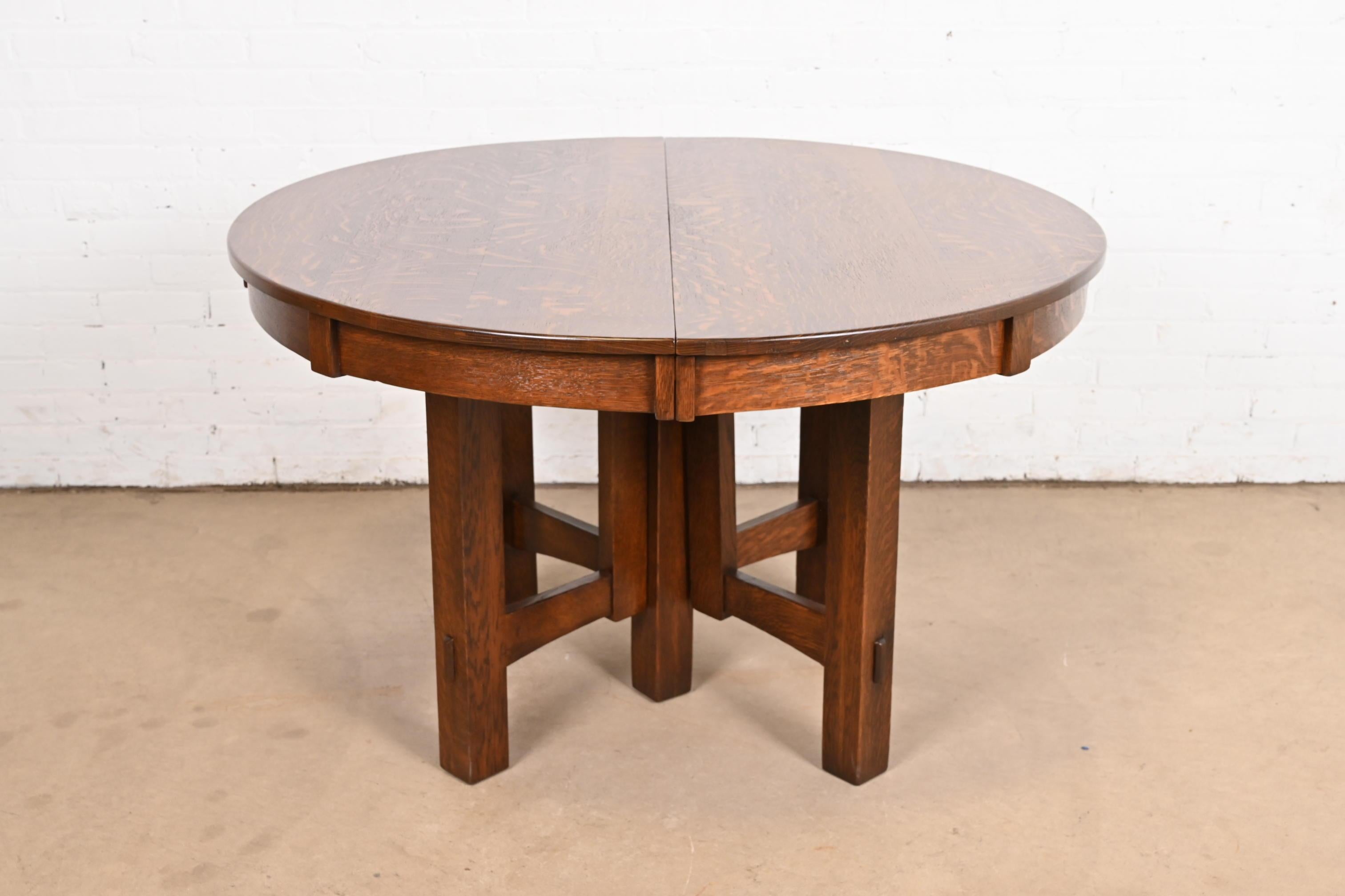 20ième siècle Table de salle à manger à rallonge Mission en chêne Arts & Crafts de Stickley Brothers en vente