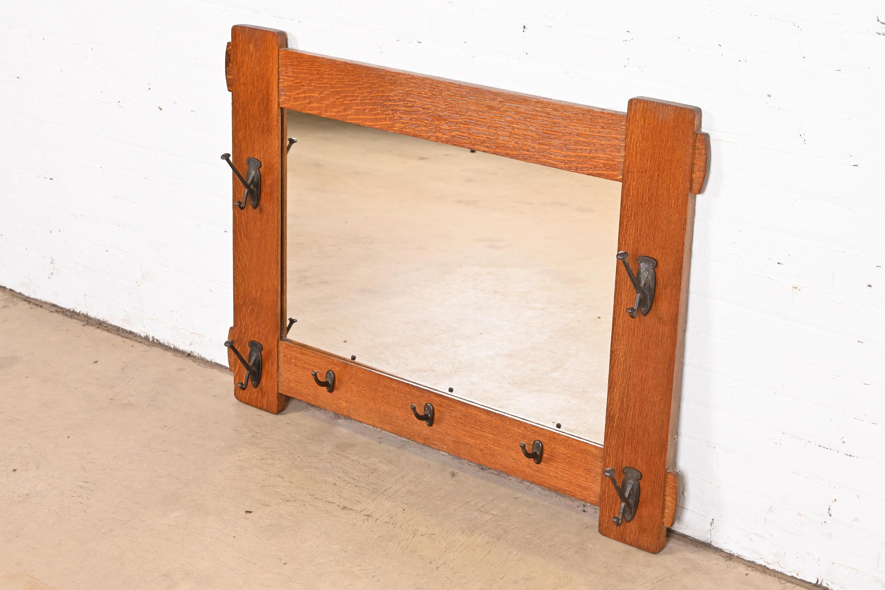 An exceptional Mission or Arts & Crafts quarter sawn oak hall mirror with hat and coat racks

By Stickley Brothers

USA, Circa 1900

Measures: 43