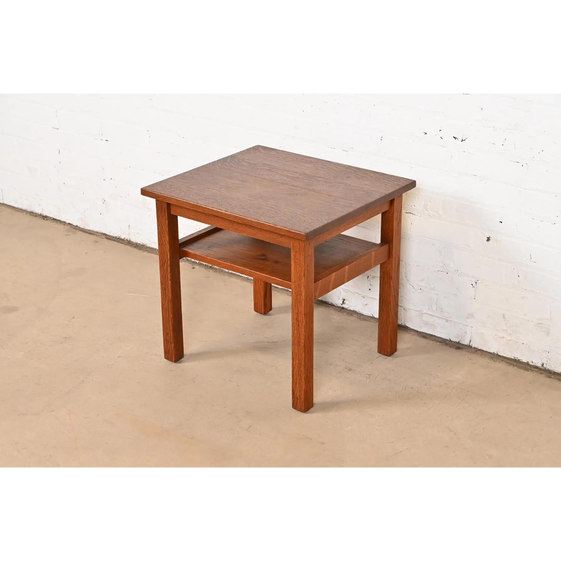 Un bellissimo tavolino antico Mission o Arts & Crafts in quercia segata a quarto di dollaro

Da Stickley Brothers

USA, circa 1900

Misure: 20 