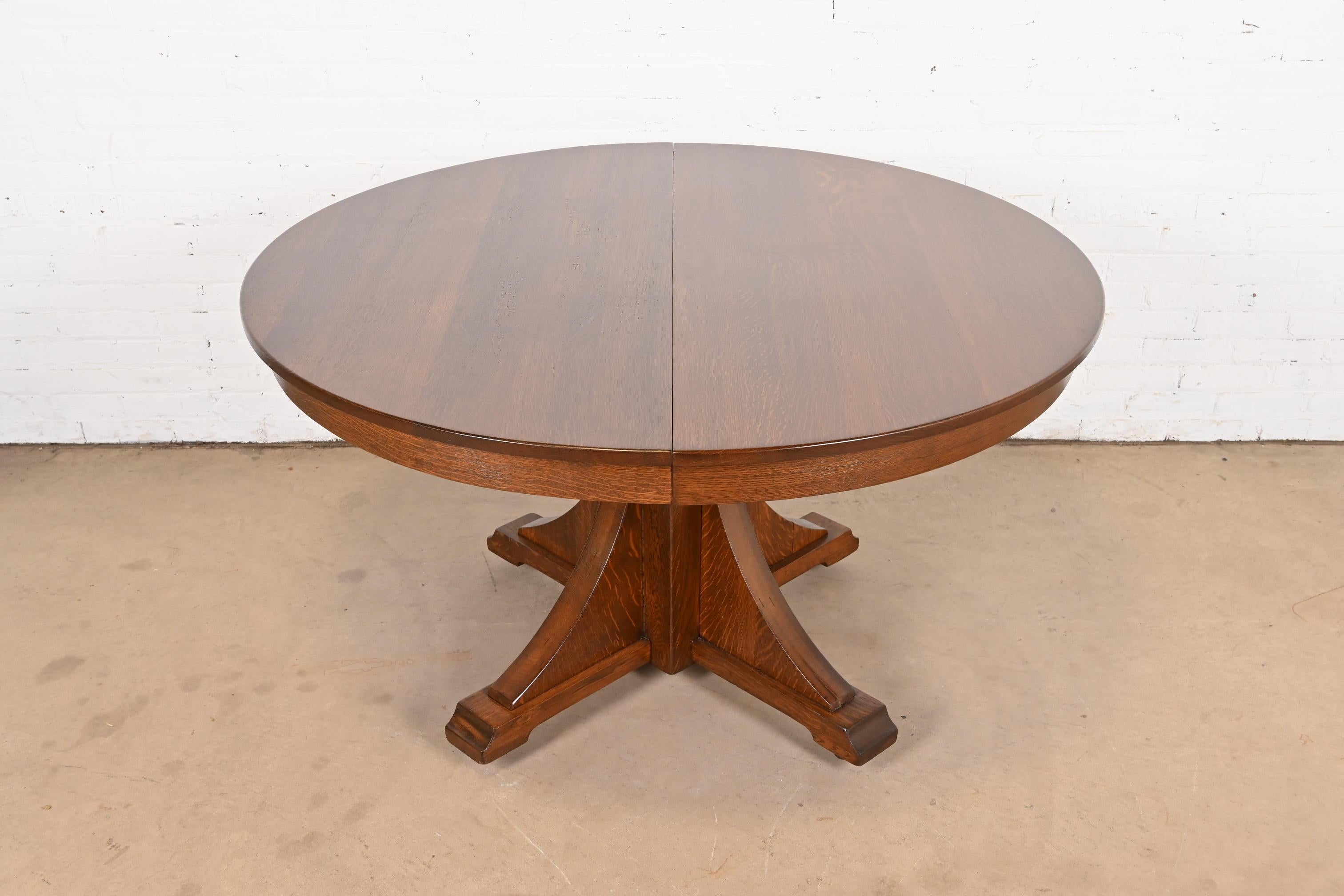 Rare et exceptionnelle table de salle à manger à rallonge en chêne scié en quartier, de style Mission ou Arts & Crafts.

Par Stickley Brothers

USA, Circa 1900

Dimensions : 54 