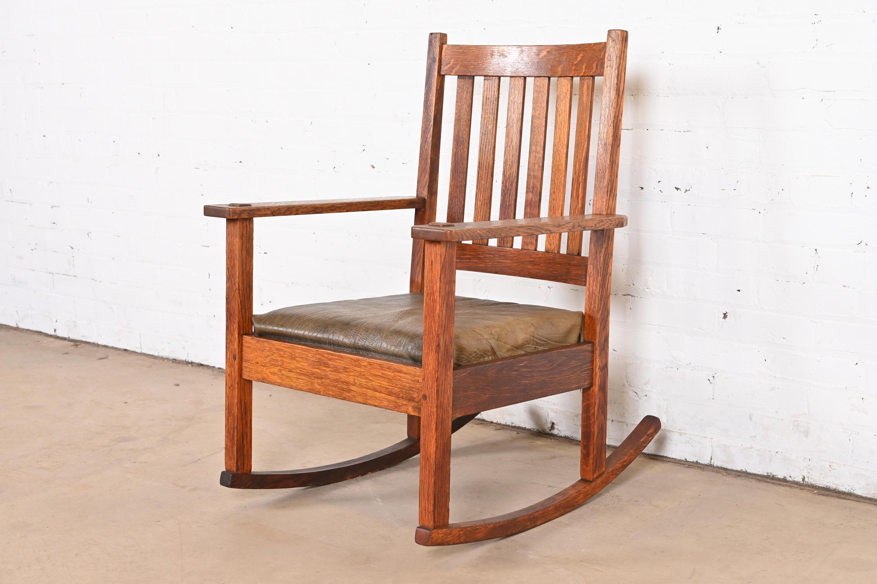 A gorgeous Mission oak Arts & Crafts rocker

By Stickley Brothers

USA, Circa 1900

Solid quarter sawn oak, with original olive green leather seat.

Measures: 25.25