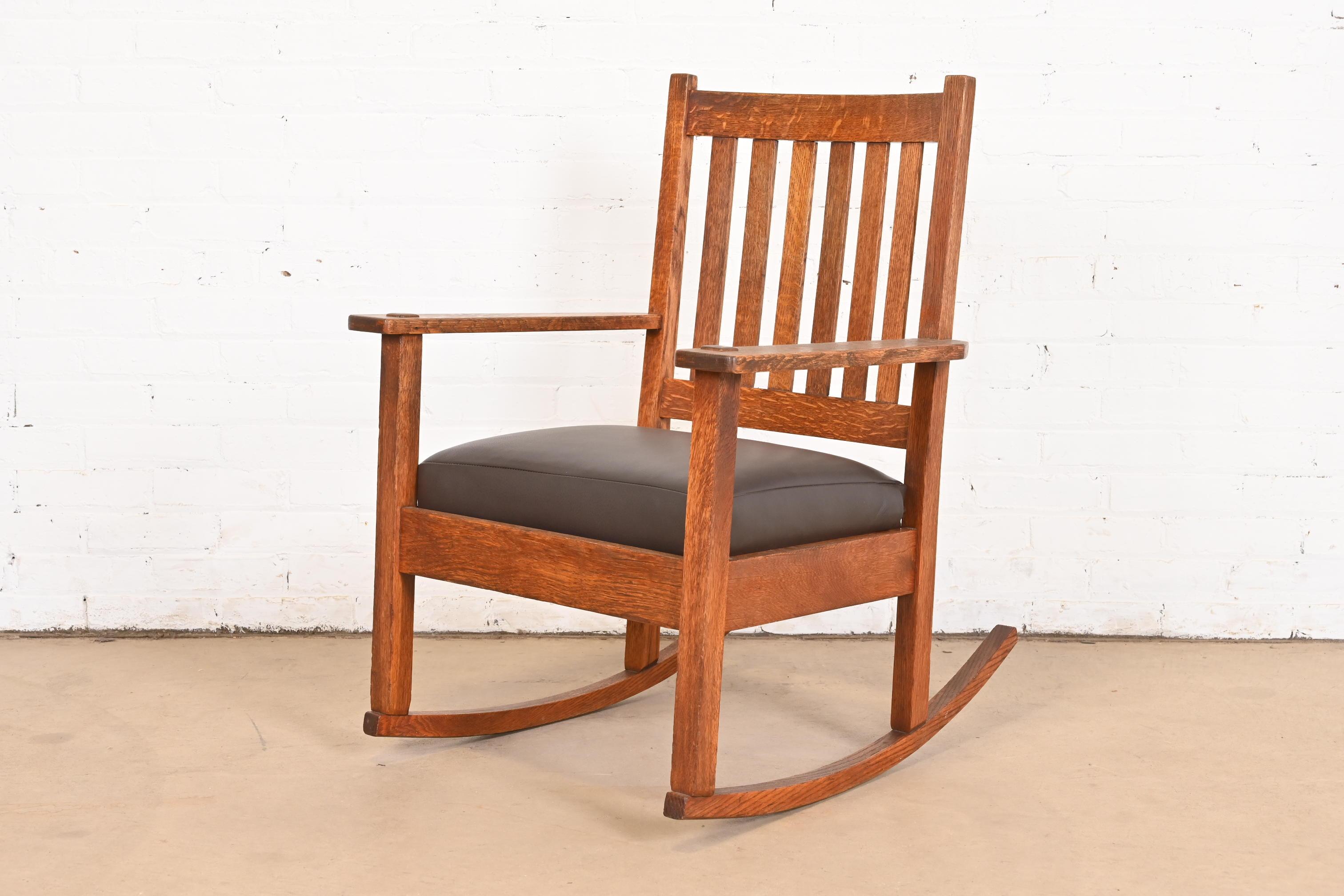 A gorgeous Mission or Arts & Crafts rocker

By Stickley Brothers

USA, Circa 1900

Solid quarter sawn oak, with newly reupholstered brown leather seat cushion.

Measures: 25.5