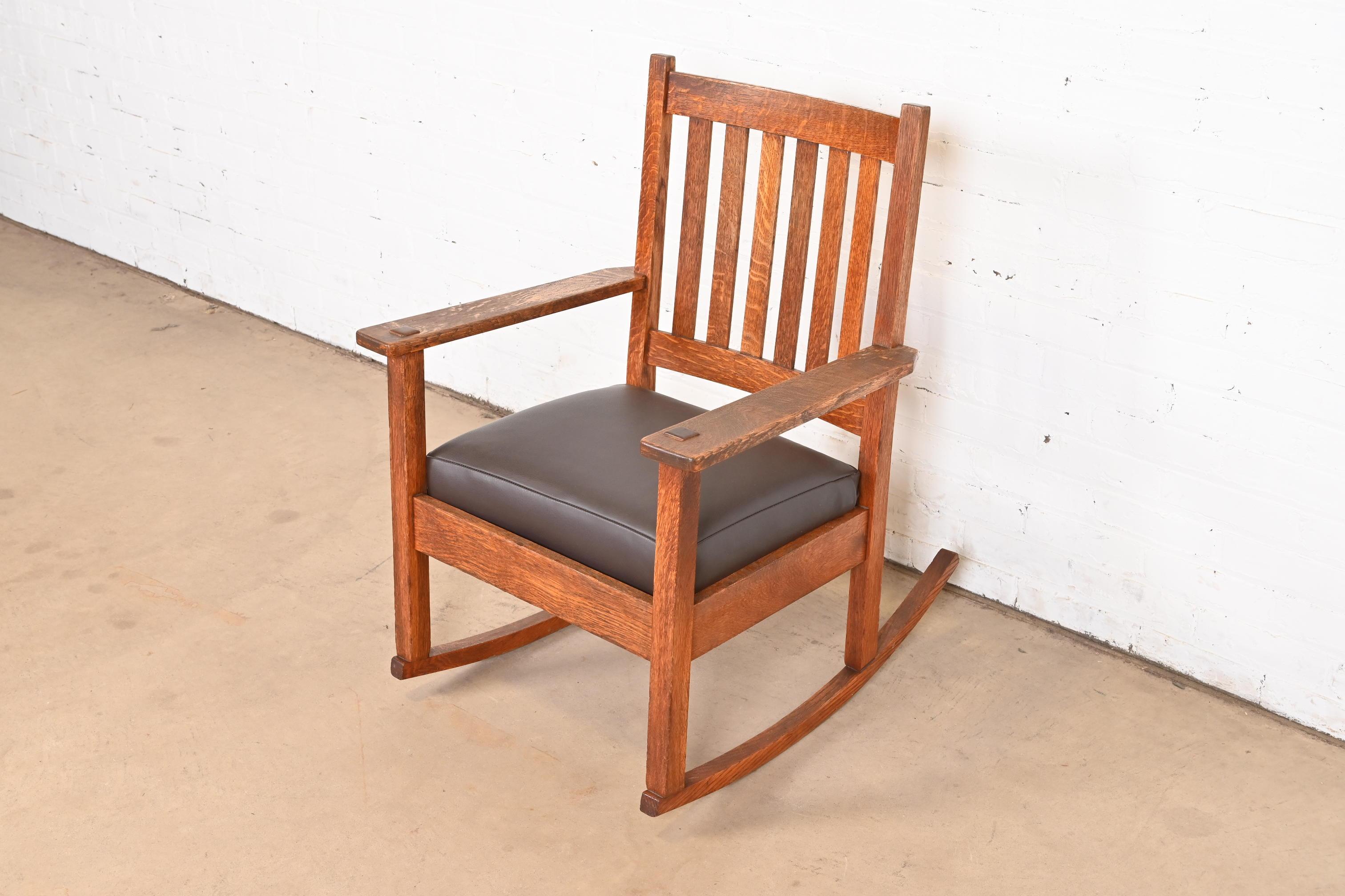 20ième siècle Chaise à bascule Mission en chêne Arts & Crafts de Stickley Brothers, vers 1900 en vente