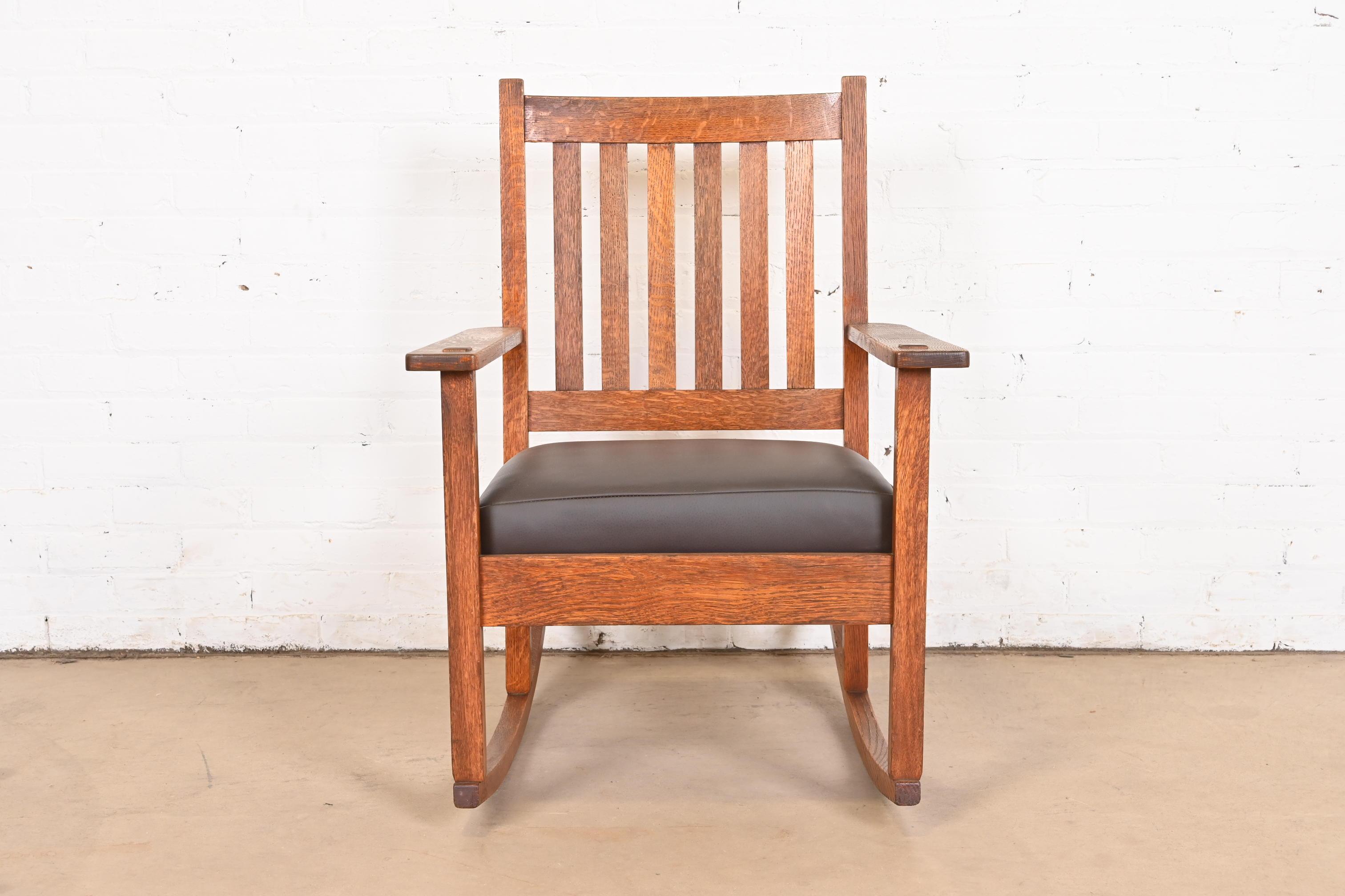 Cuir Chaise à bascule Mission en chêne Arts & Crafts de Stickley Brothers, vers 1900 en vente