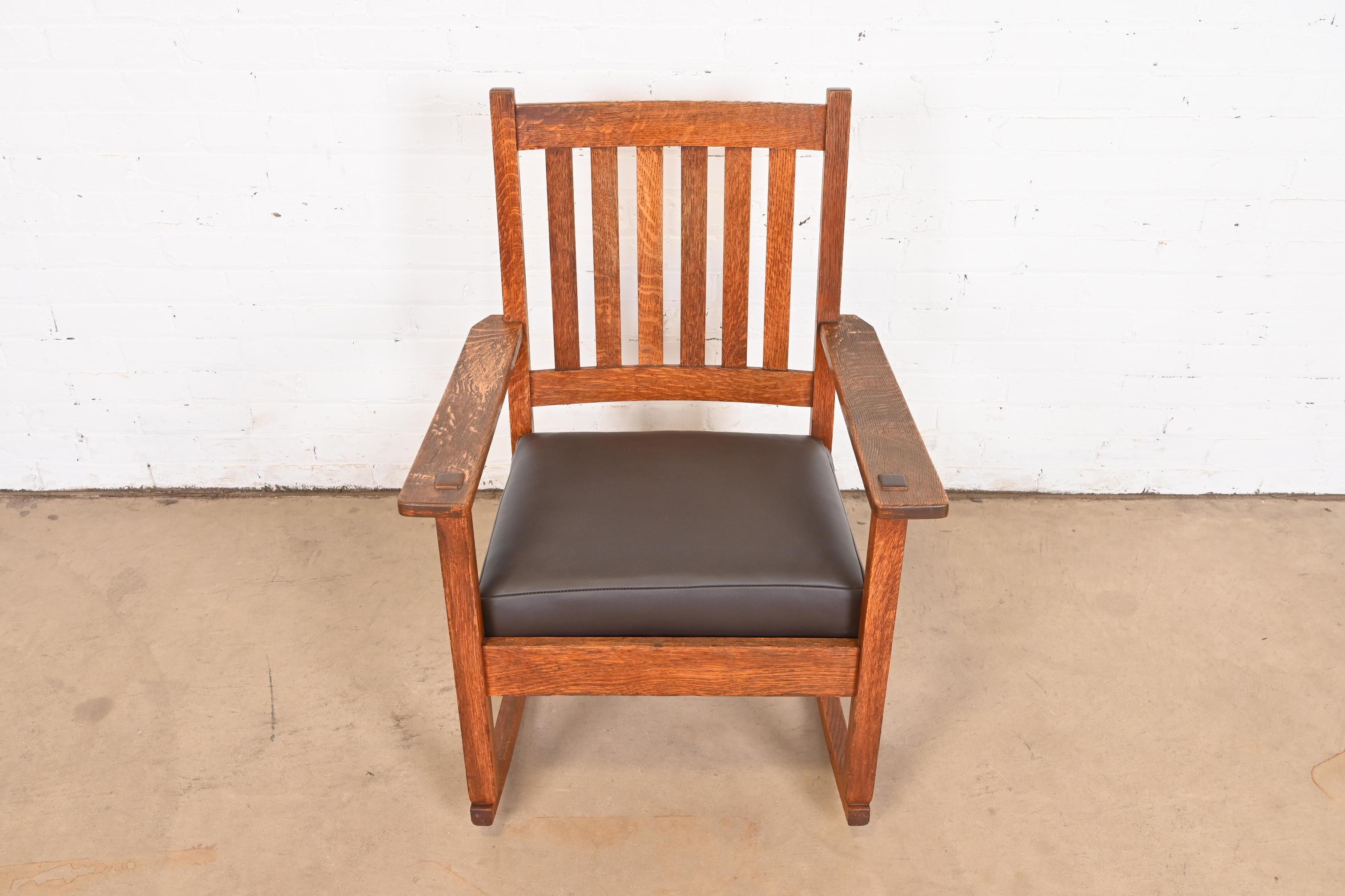 Chaise à bascule Mission en chêne Arts & Crafts de Stickley Brothers, vers 1900 en vente 1