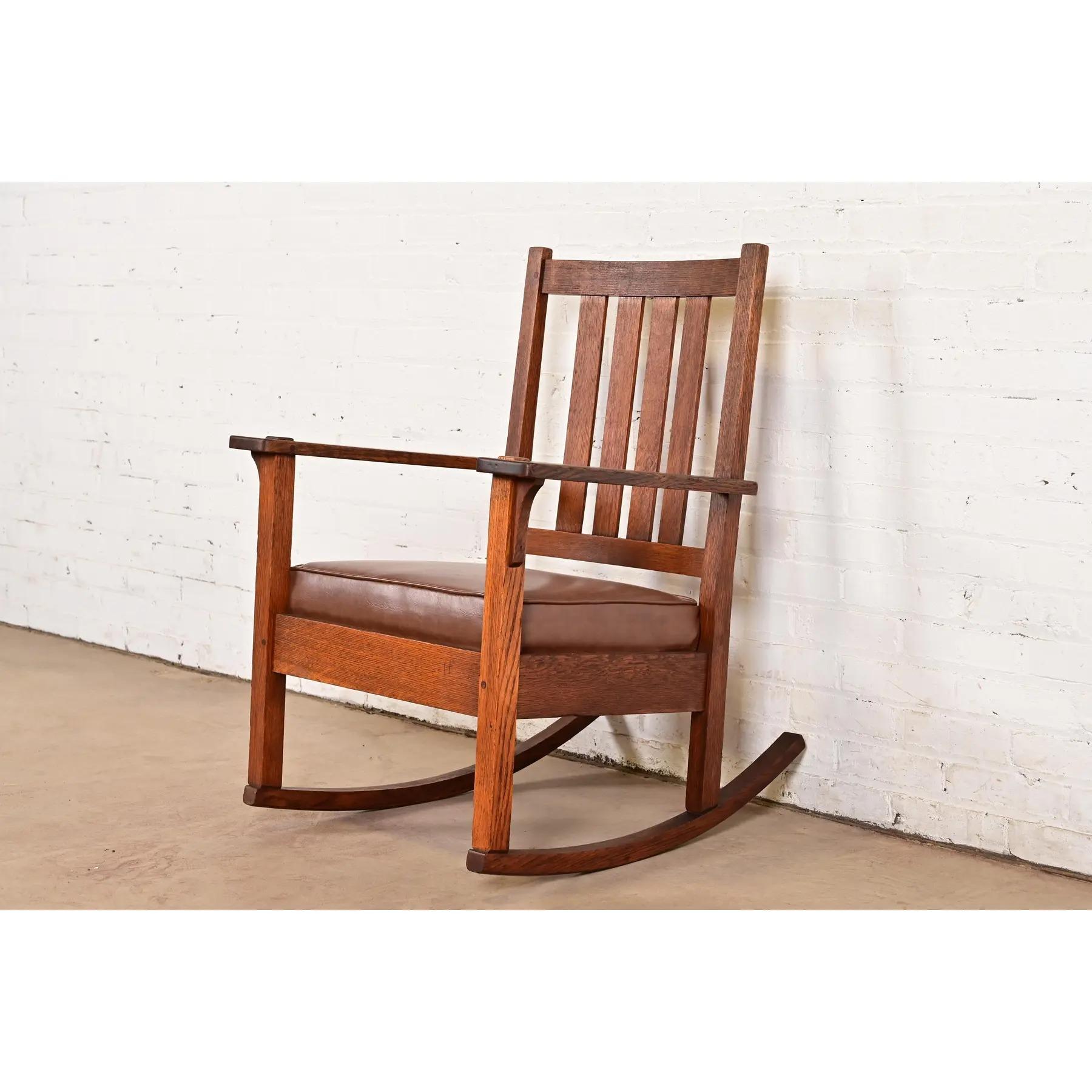 Eine wunderschöne antike Mission oder Arts & Crafts Zeitraum Viertel gesägt Eiche Schaukelstuhl

Von Gebrüder Stickley

USA, ca. 1910

Maße: 26,5 