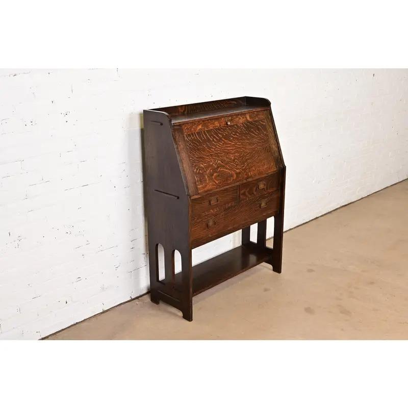 Ein wunderschönes antikes Mission oder Arts & Crafts Zeit schrägen Front Schreibtisch oder Sekretär Schreibtisch

Von Gebrüder Stickley

USA, Anfang 20. Jahrhundert

Eiche gesägt, mit Kupferbeschlägen. 

Maße: 36 