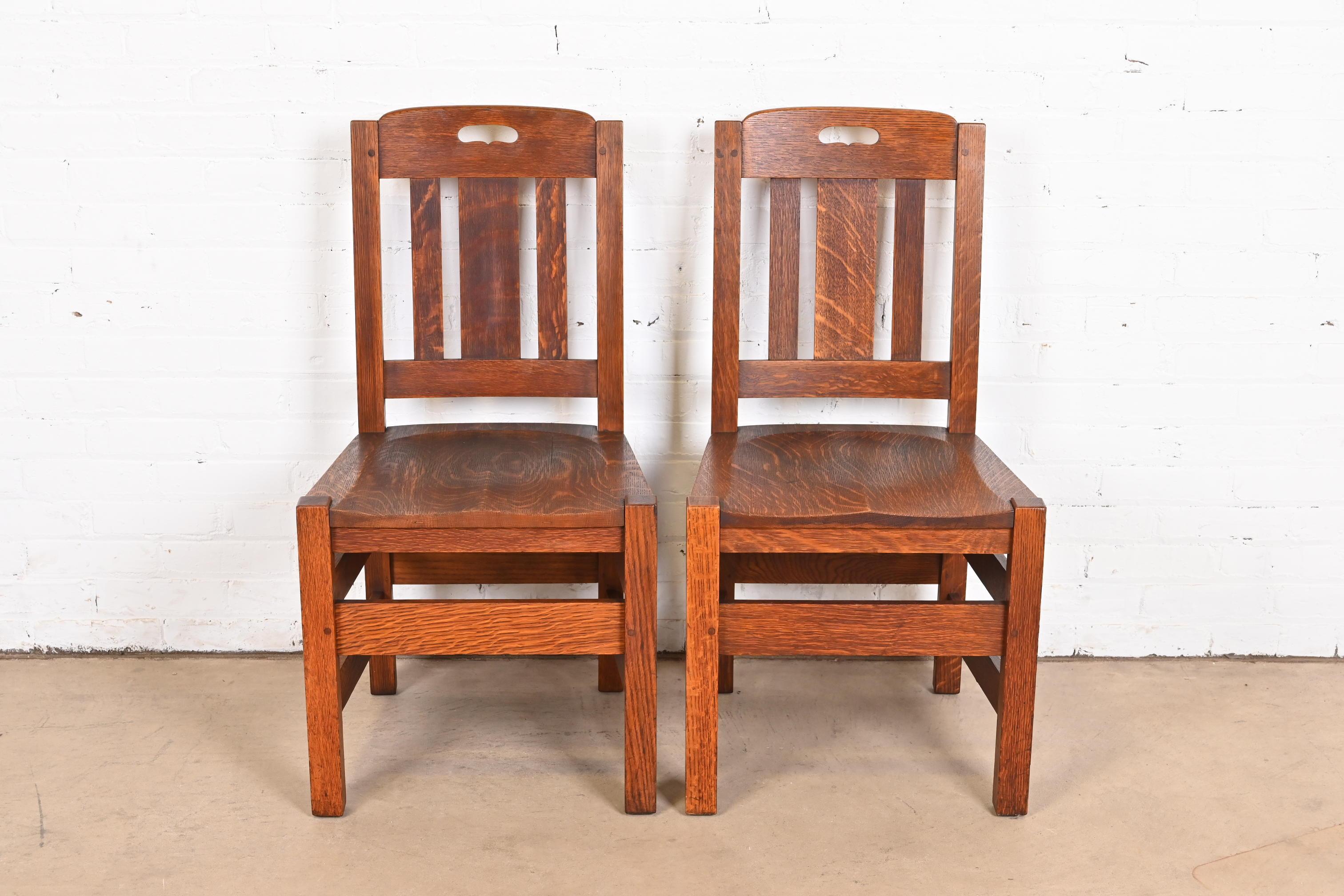 A beautiful pair of Mission or Arts & Crafts solid quarter sawn oak side chairs or dining chairs

By Stickley Brothers

USA, Circa 1900

Measures: 19