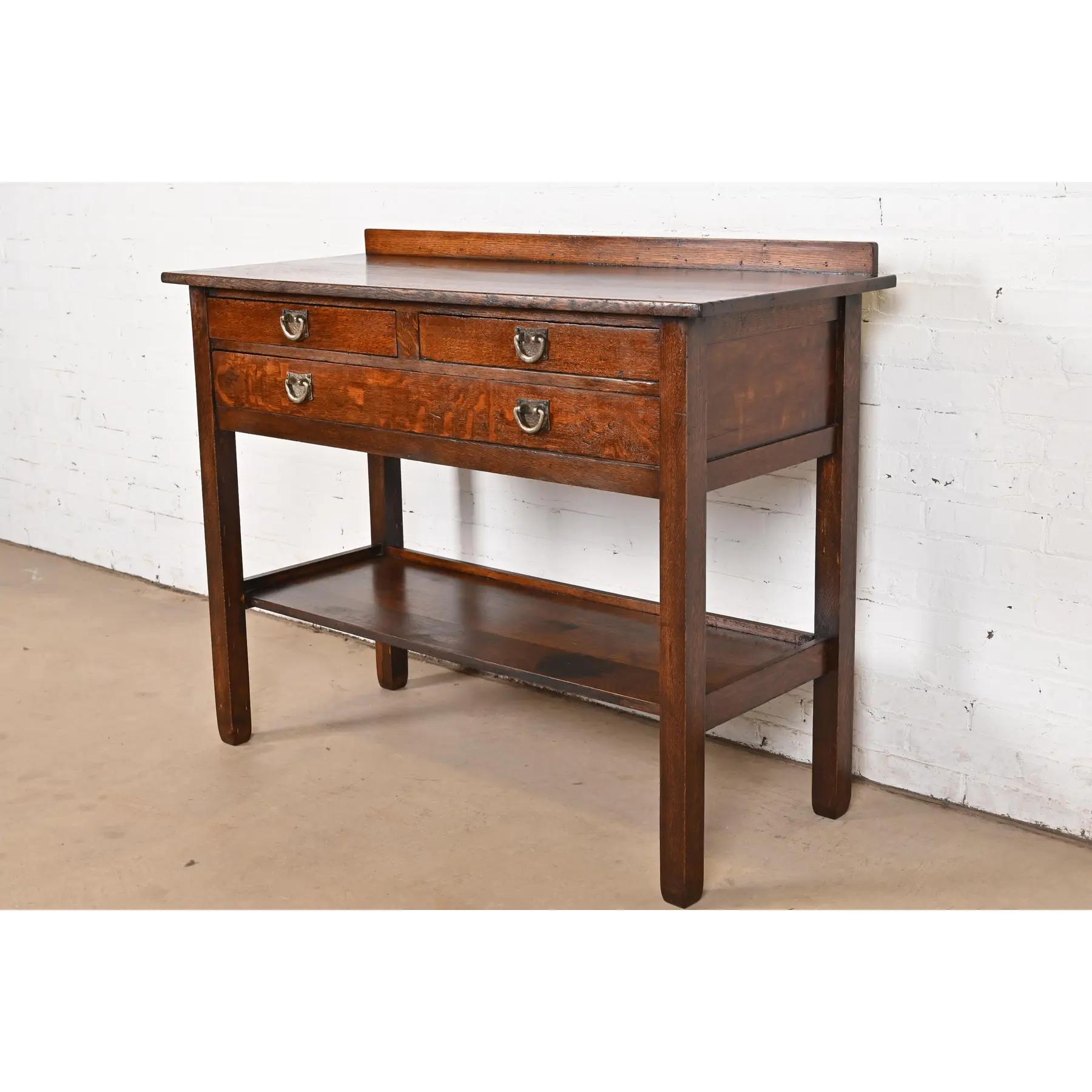 Exceptionnel buffet, serveur ou meuble de bar d'époque Mission ou Arts & Crafts.

Par Stickley Brothers

USA, Circa 1900

Chêne scié sur quartier, avec quincaillerie d'origine en cuivre martelé.

Dimensions : 48 