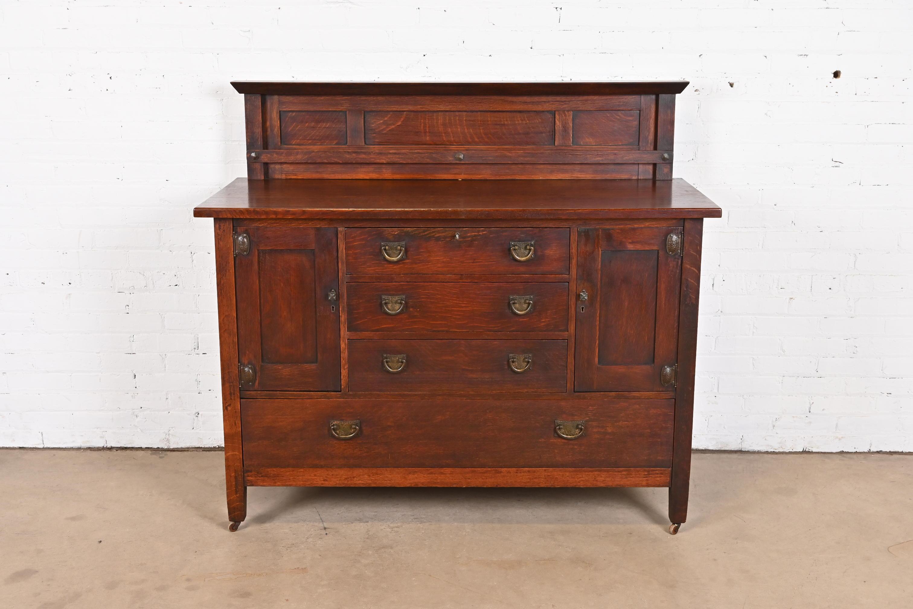 An exceptional antique Mission or Arts & Crafts sideboard, credenza, or bar cabinet with plate rack

By Stickley Brothers

USA, Circa 1900

Beautiful quarter sawn oak, with original hammered copper hardware.

Measures: 54