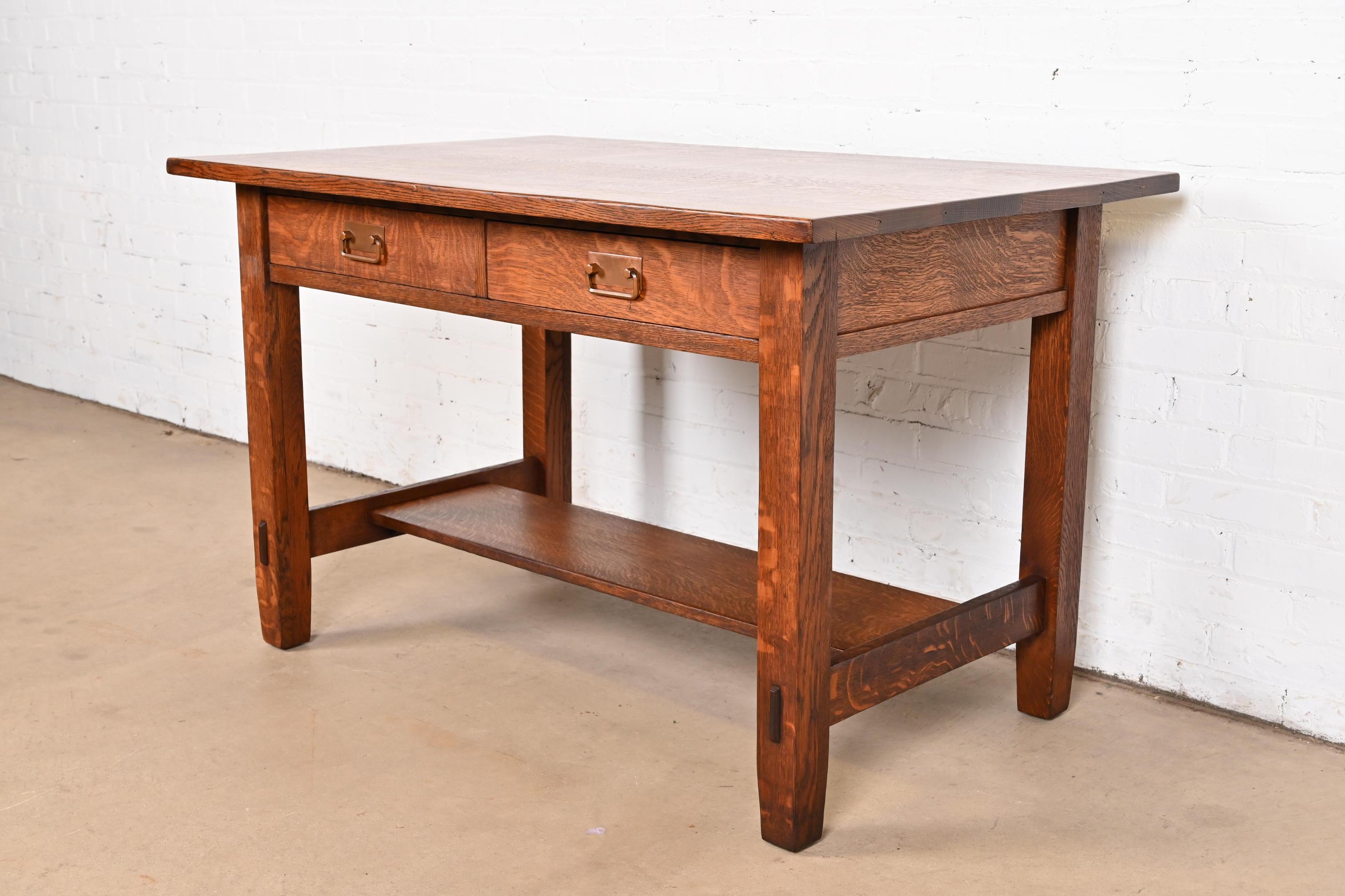 Un raro y excepcional escritorio o mesa de biblioteca antiguos Mission o Arts & Crafts

Por Stickley Brothers 

EE.UU., Circa 1900

Roble macizo aserrado en cuarto, con herrajes originales de cobre.

Medidas: 48