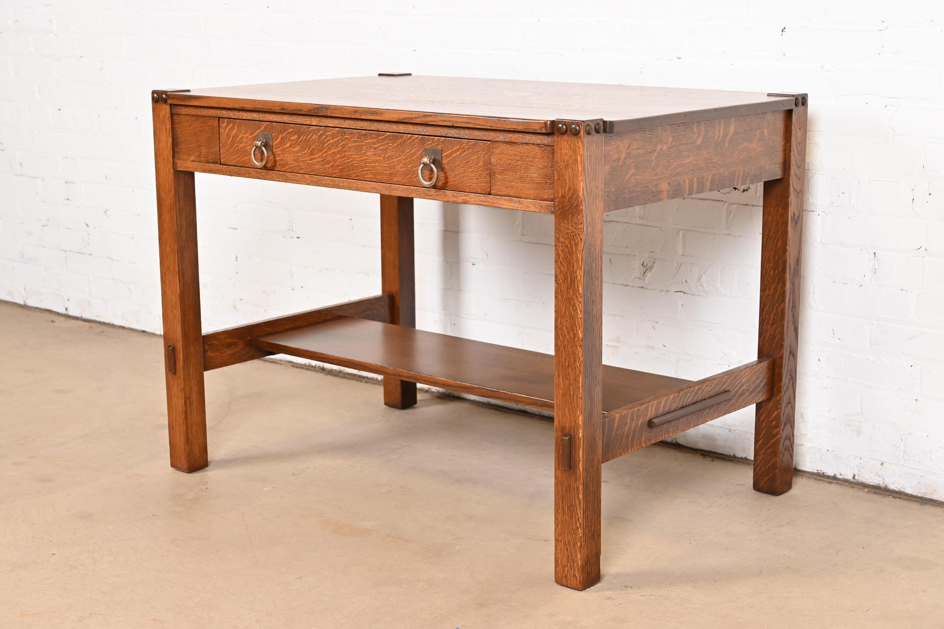 An exceptional antique Mission or Arts & Crafts writing desk or library table

By Stickley Brothers 

USA, Circa 1900

Solid quarter sawn oak, with original hammered copper hardware.

Measures: 42