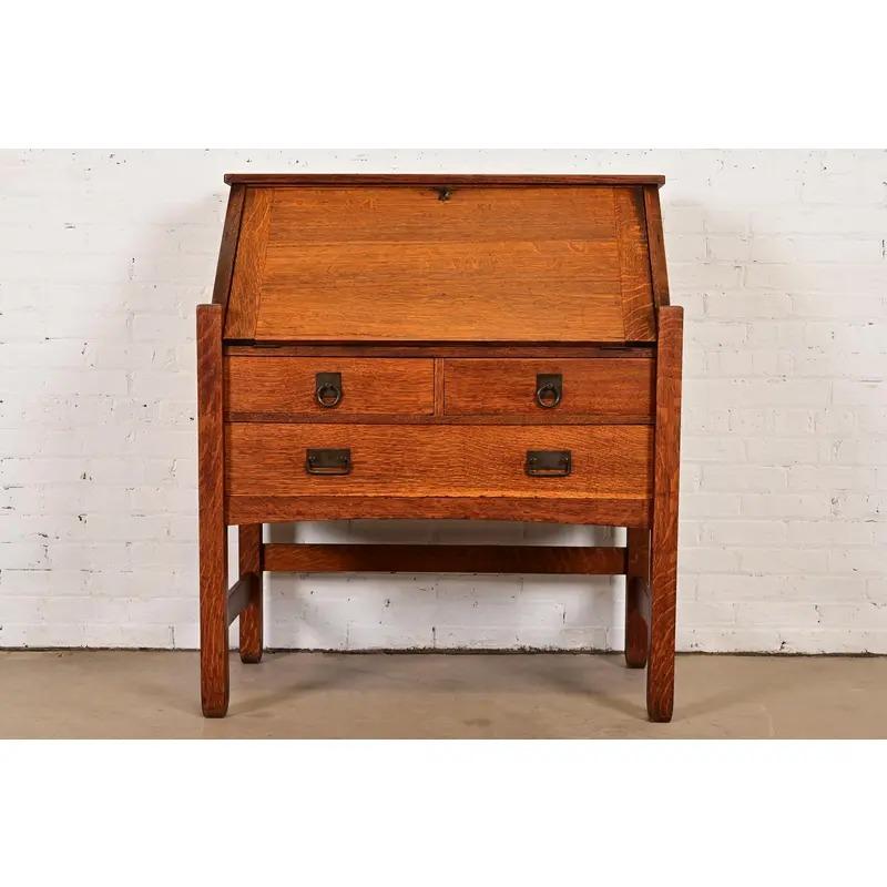 Uno splendido scrittoio o una scrivania per segretaria d'epoca Mission o Arts & Crafts

Da Stickley Brothers

Stati Uniti, inizio del XX secolo

Quercia segata in quarto, con ferramenta in rame. 

Misure: 38 